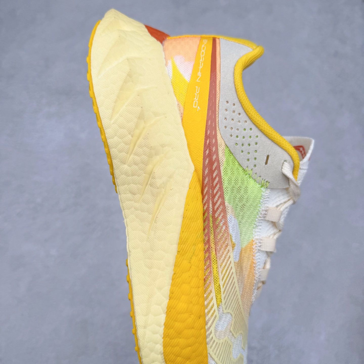 图片[6]-Saucony 索康尼ENDORPHIN Pro 啡速4 男女马拉松运动跑鞋 性能相比前几代再升级：鞋面采用全新升级的工学网设计 贴合脚部更透气 中底部分使用最新的PWRRUN+材质 搭配PWRRUN+鞋垫使中底的大幅加厚 10mm坡差进一步提供缓震、回弹性能 内底则采用了FORMFIT动态适应系统 动态契合脚型 提升包裹性和舒适性 提供更卓越的动态回馈体验 XT-900橡胶大底 可提供良好的抓地力和较强抗磨性能 尺码：36 36.5 37.5 38 38.5 39 40 40.5 41 42 42.5 43 44 44.5 45-选品中心