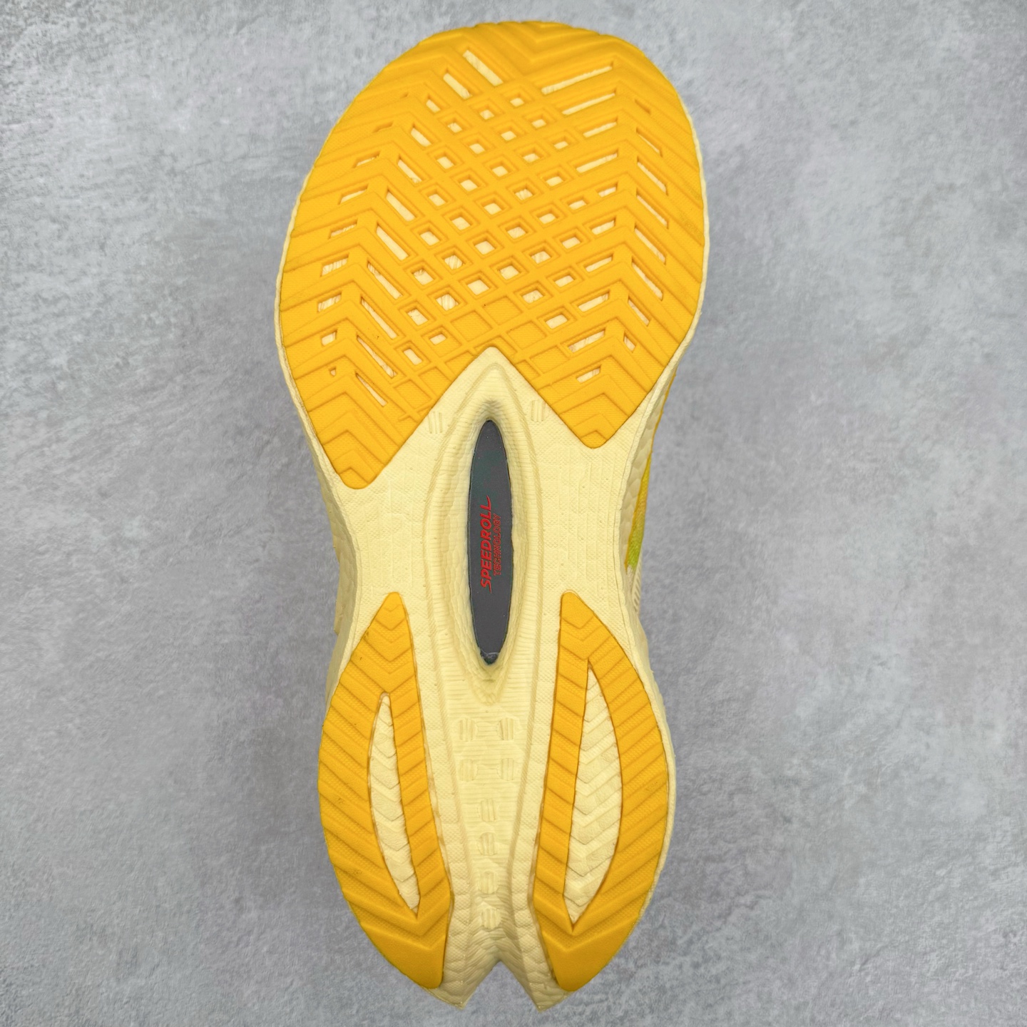 图片[9]-Saucony 索康尼ENDORPHIN Pro 啡速4 男女马拉松运动跑鞋 性能相比前几代再升级：鞋面采用全新升级的工学网设计 贴合脚部更透气 中底部分使用最新的PWRRUN+材质 搭配PWRRUN+鞋垫使中底的大幅加厚 10mm坡差进一步提供缓震、回弹性能 内底则采用了FORMFIT动态适应系统 动态契合脚型 提升包裹性和舒适性 提供更卓越的动态回馈体验 XT-900橡胶大底 可提供良好的抓地力和较强抗磨性能 尺码：36 36.5 37.5 38 38.5 39 40 40.5 41 42 42.5 43 44 44.5 45-选品中心