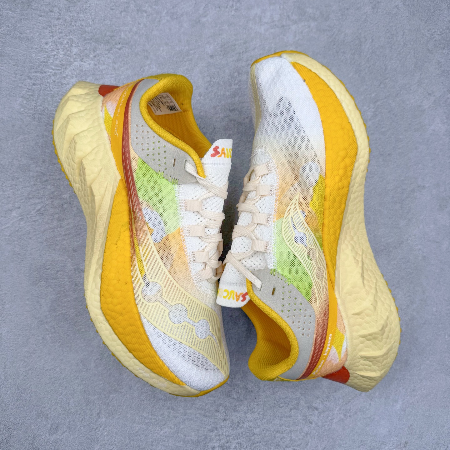 图片[3]-Saucony 索康尼ENDORPHIN Pro 啡速4 男女马拉松运动跑鞋 性能相比前几代再升级：鞋面采用全新升级的工学网设计 贴合脚部更透气 中底部分使用最新的PWRRUN+材质 搭配PWRRUN+鞋垫使中底的大幅加厚 10mm坡差进一步提供缓震、回弹性能 内底则采用了FORMFIT动态适应系统 动态契合脚型 提升包裹性和舒适性 提供更卓越的动态回馈体验 XT-900橡胶大底 可提供良好的抓地力和较强抗磨性能 尺码：36 36.5 37.5 38 38.5 39 40 40.5 41 42 42.5 43 44 44.5 45-选品中心