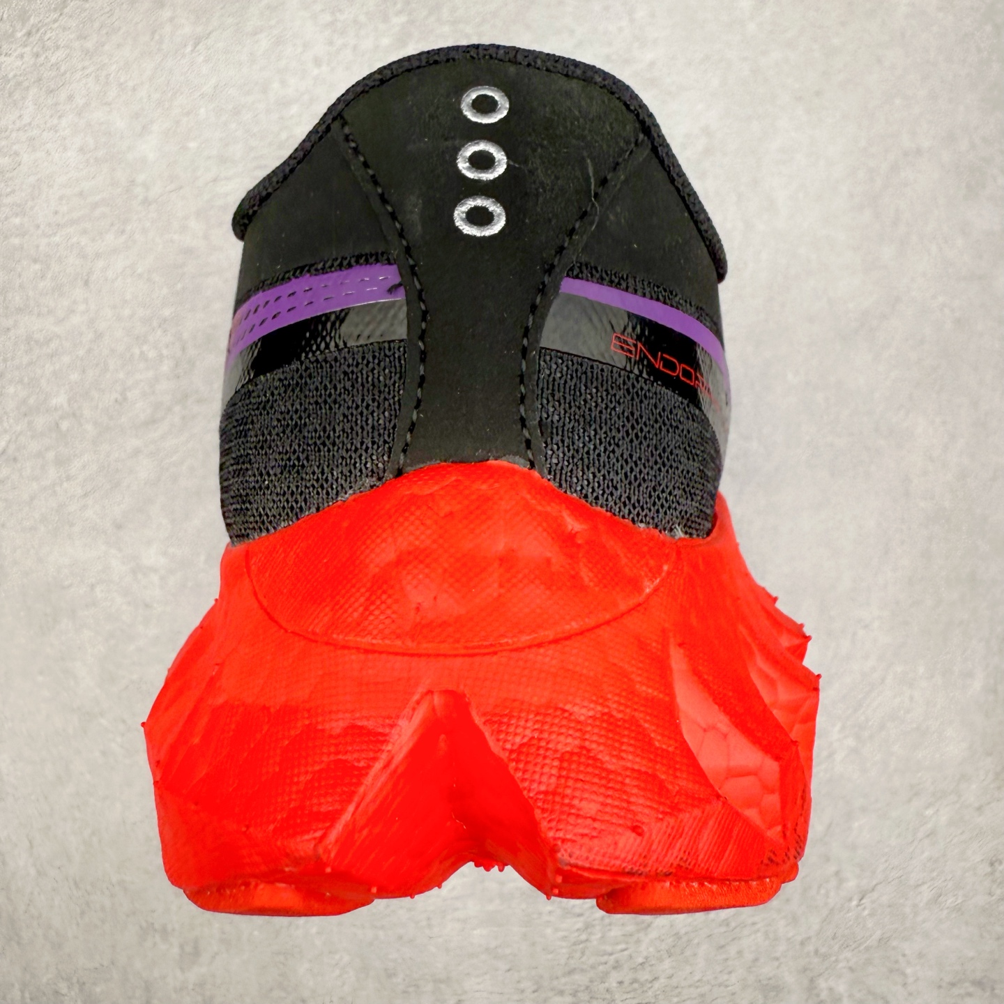 图片[8]-Saucony 索康尼ENDORPHIN Pro 啡速4 男女马拉松运动跑鞋 性能相比前几代再升级：鞋面采用全新升级的工学网设计 贴合脚部更透气 中底部分使用最新的PWRRUN+材质 搭配PWRRUN+鞋垫使中底的大幅加厚 10mm坡差进一步提供缓震、回弹性能 内底则采用了FORMFIT动态适应系统 动态契合脚型 提升包裹性和舒适性 提供更卓越的动态回馈体验 XT-900橡胶大底 可提供良好的抓地力和较强抗磨性能 尺码：36 36.5 37.5 38 38.5 39 40 40.5 41 42 42.5 43 44 44.5 45-选品中心