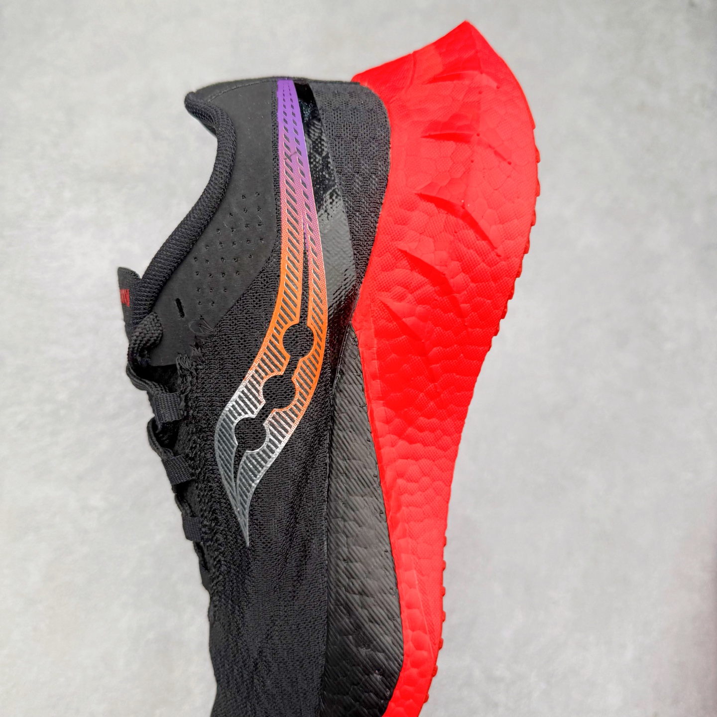 图片[7]-Saucony 索康尼ENDORPHIN Pro 啡速4 男女马拉松运动跑鞋 性能相比前几代再升级：鞋面采用全新升级的工学网设计 贴合脚部更透气 中底部分使用最新的PWRRUN+材质 搭配PWRRUN+鞋垫使中底的大幅加厚 10mm坡差进一步提供缓震、回弹性能 内底则采用了FORMFIT动态适应系统 动态契合脚型 提升包裹性和舒适性 提供更卓越的动态回馈体验 XT-900橡胶大底 可提供良好的抓地力和较强抗磨性能 尺码：36 36.5 37.5 38 38.5 39 40 40.5 41 42 42.5 43 44 44.5 45-选品中心