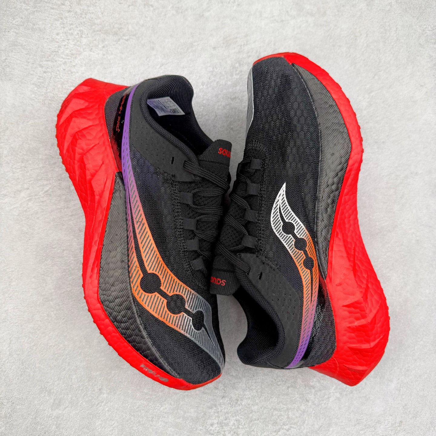 图片[3]-Saucony 索康尼ENDORPHIN Pro 啡速4 男女马拉松运动跑鞋 性能相比前几代再升级：鞋面采用全新升级的工学网设计 贴合脚部更透气 中底部分使用最新的PWRRUN+材质 搭配PWRRUN+鞋垫使中底的大幅加厚 10mm坡差进一步提供缓震、回弹性能 内底则采用了FORMFIT动态适应系统 动态契合脚型 提升包裹性和舒适性 提供更卓越的动态回馈体验 XT-900橡胶大底 可提供良好的抓地力和较强抗磨性能 尺码：36 36.5 37.5 38 38.5 39 40 40.5 41 42 42.5 43 44 44.5 45-选品中心