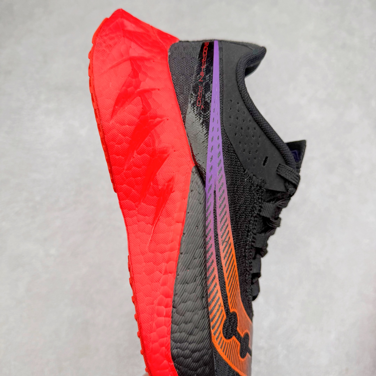 图片[6]-Saucony 索康尼ENDORPHIN Pro 啡速4 男女马拉松运动跑鞋 性能相比前几代再升级：鞋面采用全新升级的工学网设计 贴合脚部更透气 中底部分使用最新的PWRRUN+材质 搭配PWRRUN+鞋垫使中底的大幅加厚 10mm坡差进一步提供缓震、回弹性能 内底则采用了FORMFIT动态适应系统 动态契合脚型 提升包裹性和舒适性 提供更卓越的动态回馈体验 XT-900橡胶大底 可提供良好的抓地力和较强抗磨性能 尺码：36 36.5 37.5 38 38.5 39 40 40.5 41 42 42.5 43 44 44.5 45-选品中心