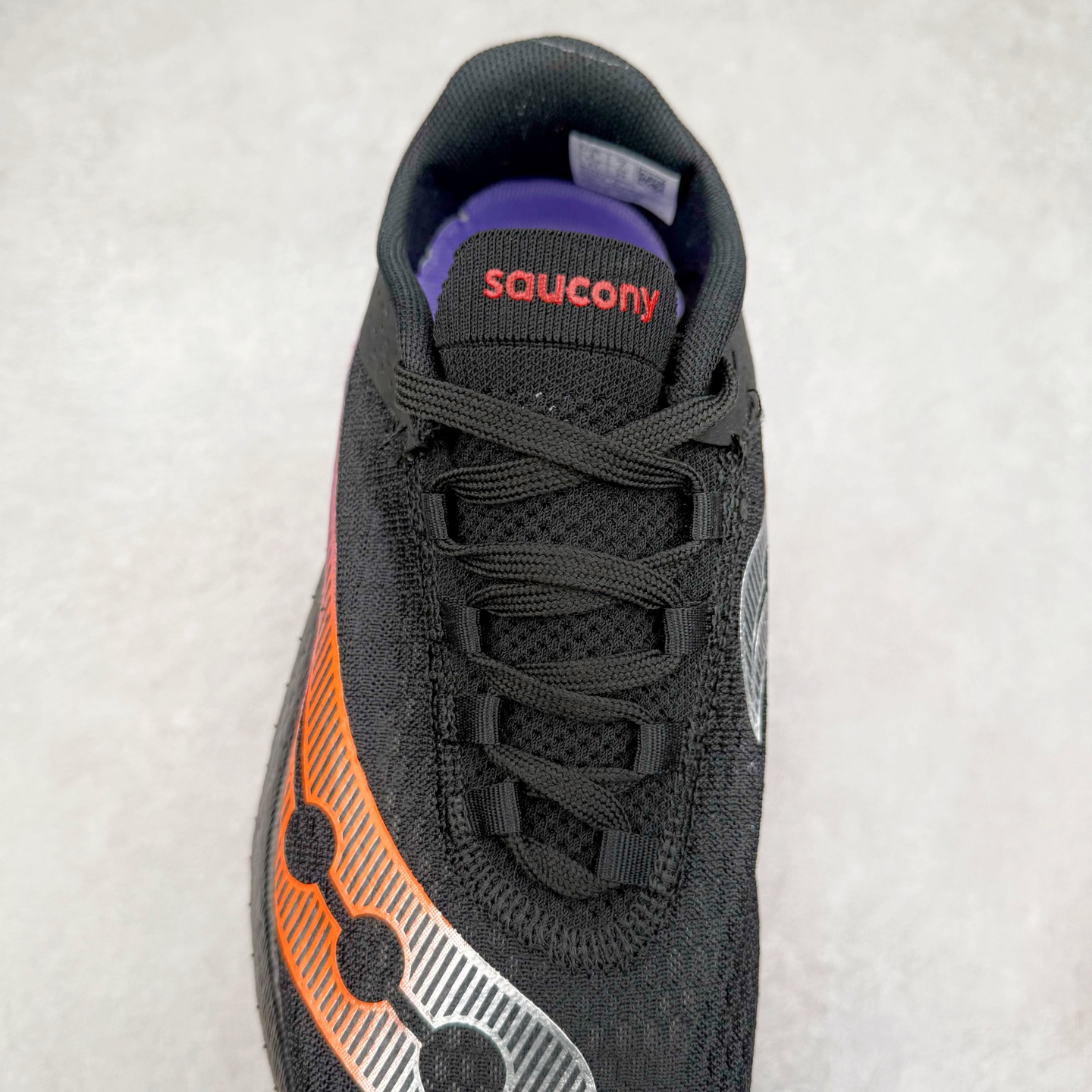 图片[5]-Saucony 索康尼ENDORPHIN Pro 啡速4 男女马拉松运动跑鞋 性能相比前几代再升级：鞋面采用全新升级的工学网设计 贴合脚部更透气 中底部分使用最新的PWRRUN+材质 搭配PWRRUN+鞋垫使中底的大幅加厚 10mm坡差进一步提供缓震、回弹性能 内底则采用了FORMFIT动态适应系统 动态契合脚型 提升包裹性和舒适性 提供更卓越的动态回馈体验 XT-900橡胶大底 可提供良好的抓地力和较强抗磨性能 尺码：36 36.5 37.5 38 38.5 39 40 40.5 41 42 42.5 43 44 44.5 45-选品中心