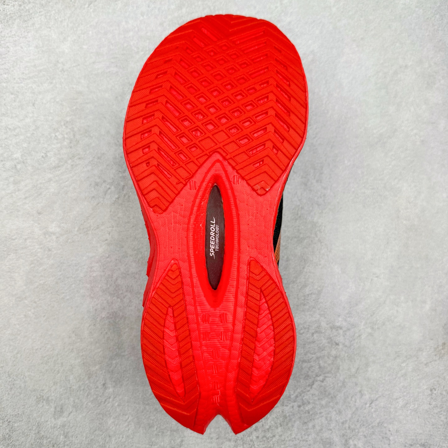 图片[9]-Saucony 索康尼ENDORPHIN Pro 啡速4 男女马拉松运动跑鞋 性能相比前几代再升级：鞋面采用全新升级的工学网设计 贴合脚部更透气 中底部分使用最新的PWRRUN+材质 搭配PWRRUN+鞋垫使中底的大幅加厚 10mm坡差进一步提供缓震、回弹性能 内底则采用了FORMFIT动态适应系统 动态契合脚型 提升包裹性和舒适性 提供更卓越的动态回馈体验 XT-900橡胶大底 可提供良好的抓地力和较强抗磨性能 尺码：36 36.5 37.5 38 38.5 39 40 40.5 41 42 42.5 43 44 44.5 45-选品中心