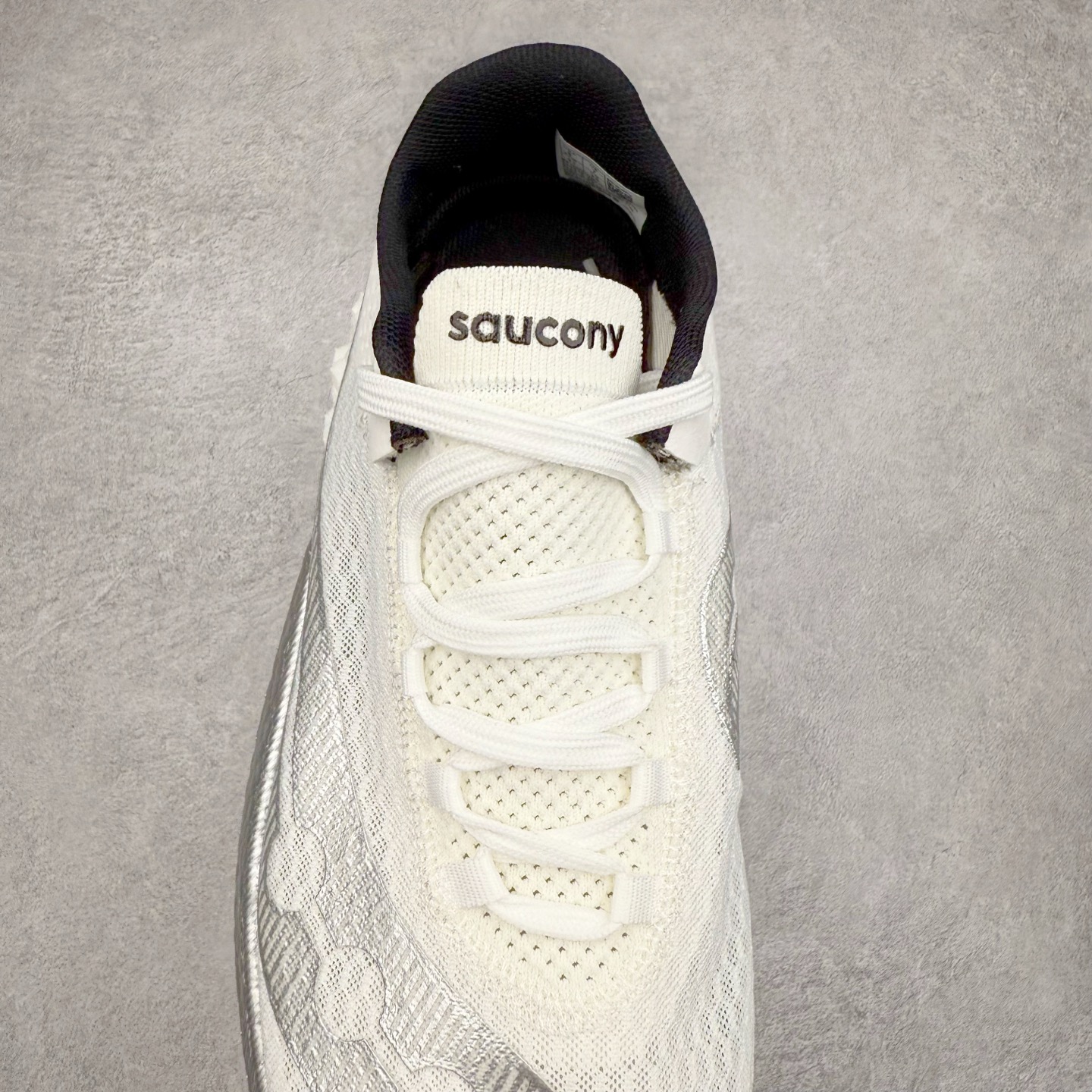 图片[5]-Saucony 索康尼ENDORPHIN Pro 啡速4 男女马拉松运动跑鞋 性能相比前几代再升级：鞋面采用全新升级的工学网设计 贴合脚部更透气 中底部分使用最新的PWRRUN+材质 搭配PWRRUN+鞋垫使中底的大幅加厚 10mm坡差进一步提供缓震、回弹性能 内底则采用了FORMFIT动态适应系统 动态契合脚型 提升包裹性和舒适性 提供更卓越的动态回馈体验 XT-900橡胶大底 可提供良好的抓地力和较强抗磨性能 尺码：36 36.5 37.5 38 38.5 39 40 40.5 41 42 42.5 43 44 44.5 45-选品中心