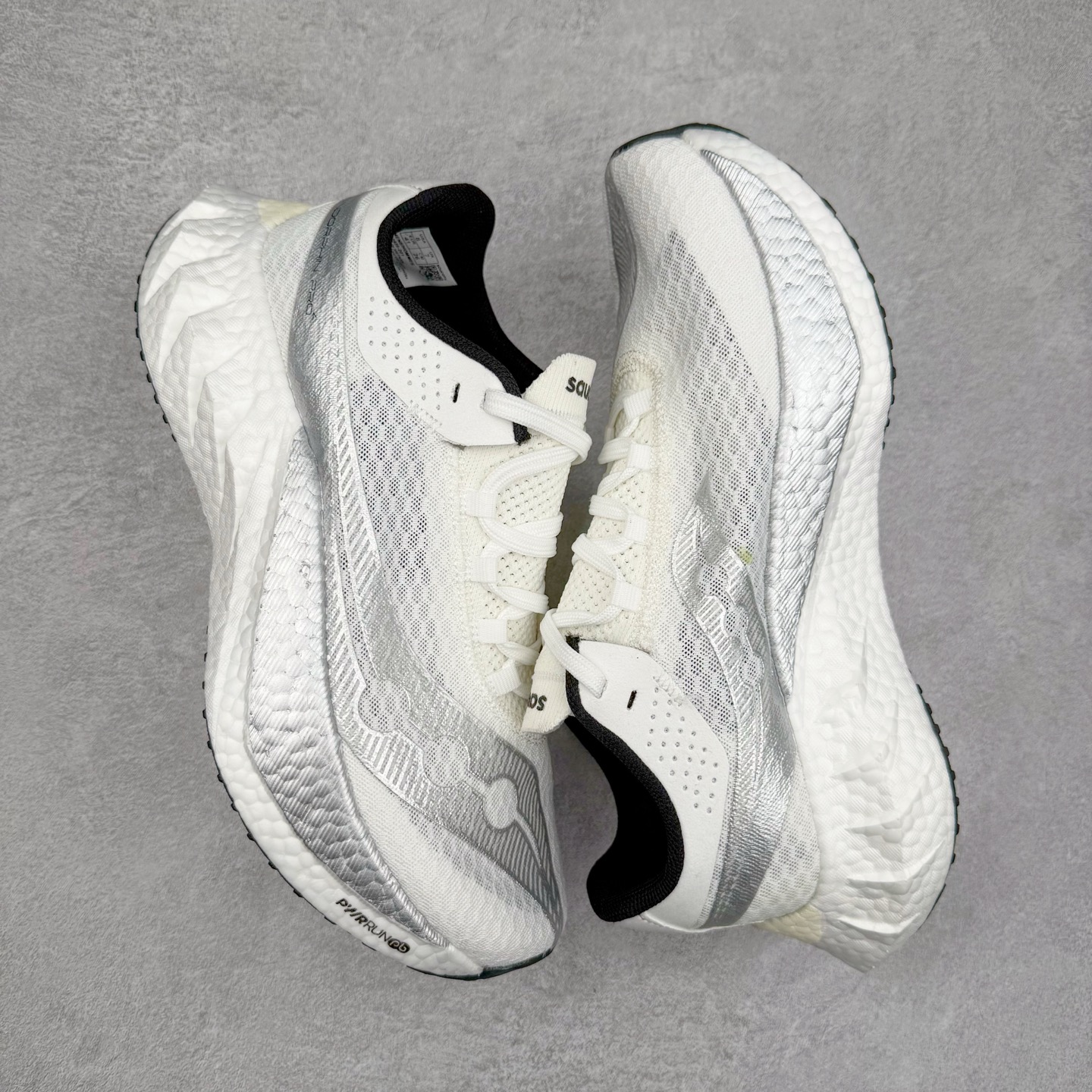 图片[3]-Saucony 索康尼ENDORPHIN Pro 啡速4 男女马拉松运动跑鞋 性能相比前几代再升级：鞋面采用全新升级的工学网设计 贴合脚部更透气 中底部分使用最新的PWRRUN+材质 搭配PWRRUN+鞋垫使中底的大幅加厚 10mm坡差进一步提供缓震、回弹性能 内底则采用了FORMFIT动态适应系统 动态契合脚型 提升包裹性和舒适性 提供更卓越的动态回馈体验 XT-900橡胶大底 可提供良好的抓地力和较强抗磨性能 尺码：36 36.5 37.5 38 38.5 39 40 40.5 41 42 42.5 43 44 44.5 45-选品中心