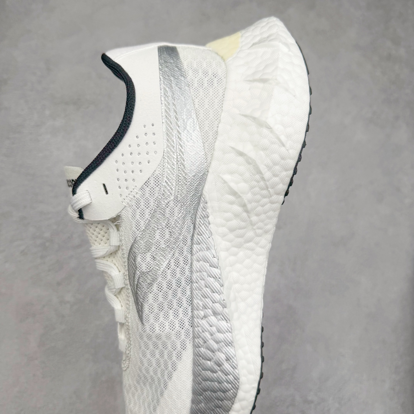 图片[7]-Saucony 索康尼ENDORPHIN Pro 啡速4 男女马拉松运动跑鞋 性能相比前几代再升级：鞋面采用全新升级的工学网设计 贴合脚部更透气 中底部分使用最新的PWRRUN+材质 搭配PWRRUN+鞋垫使中底的大幅加厚 10mm坡差进一步提供缓震、回弹性能 内底则采用了FORMFIT动态适应系统 动态契合脚型 提升包裹性和舒适性 提供更卓越的动态回馈体验 XT-900橡胶大底 可提供良好的抓地力和较强抗磨性能 尺码：36 36.5 37.5 38 38.5 39 40 40.5 41 42 42.5 43 44 44.5 45-选品中心