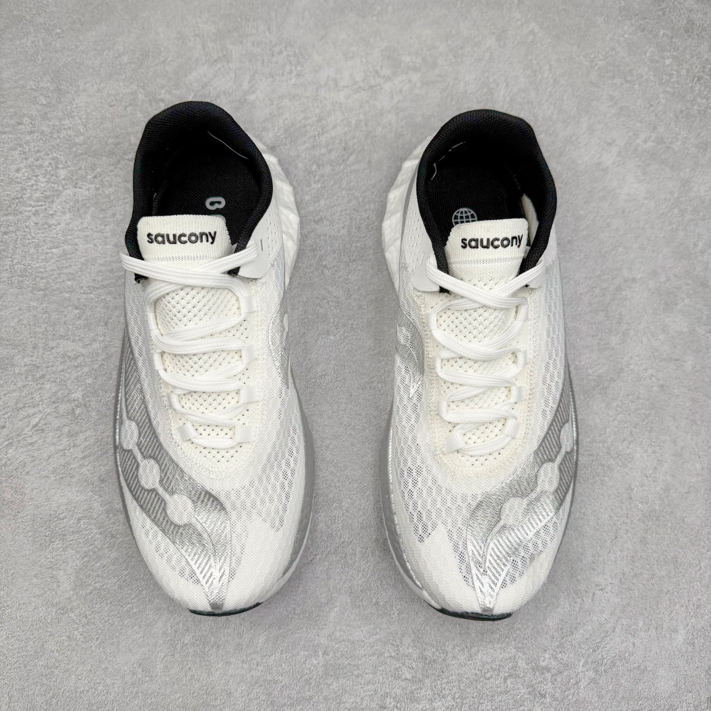 图片[2]-Saucony 索康尼ENDORPHIN Pro 啡速4 男女马拉松运动跑鞋 性能相比前几代再升级：鞋面采用全新升级的工学网设计 贴合脚部更透气 中底部分使用最新的PWRRUN+材质 搭配PWRRUN+鞋垫使中底的大幅加厚 10mm坡差进一步提供缓震、回弹性能 内底则采用了FORMFIT动态适应系统 动态契合脚型 提升包裹性和舒适性 提供更卓越的动态回馈体验 XT-900橡胶大底 可提供良好的抓地力和较强抗磨性能 尺码：36 36.5 37.5 38 38.5 39 40 40.5 41 42 42.5 43 44 44.5 45-选品中心