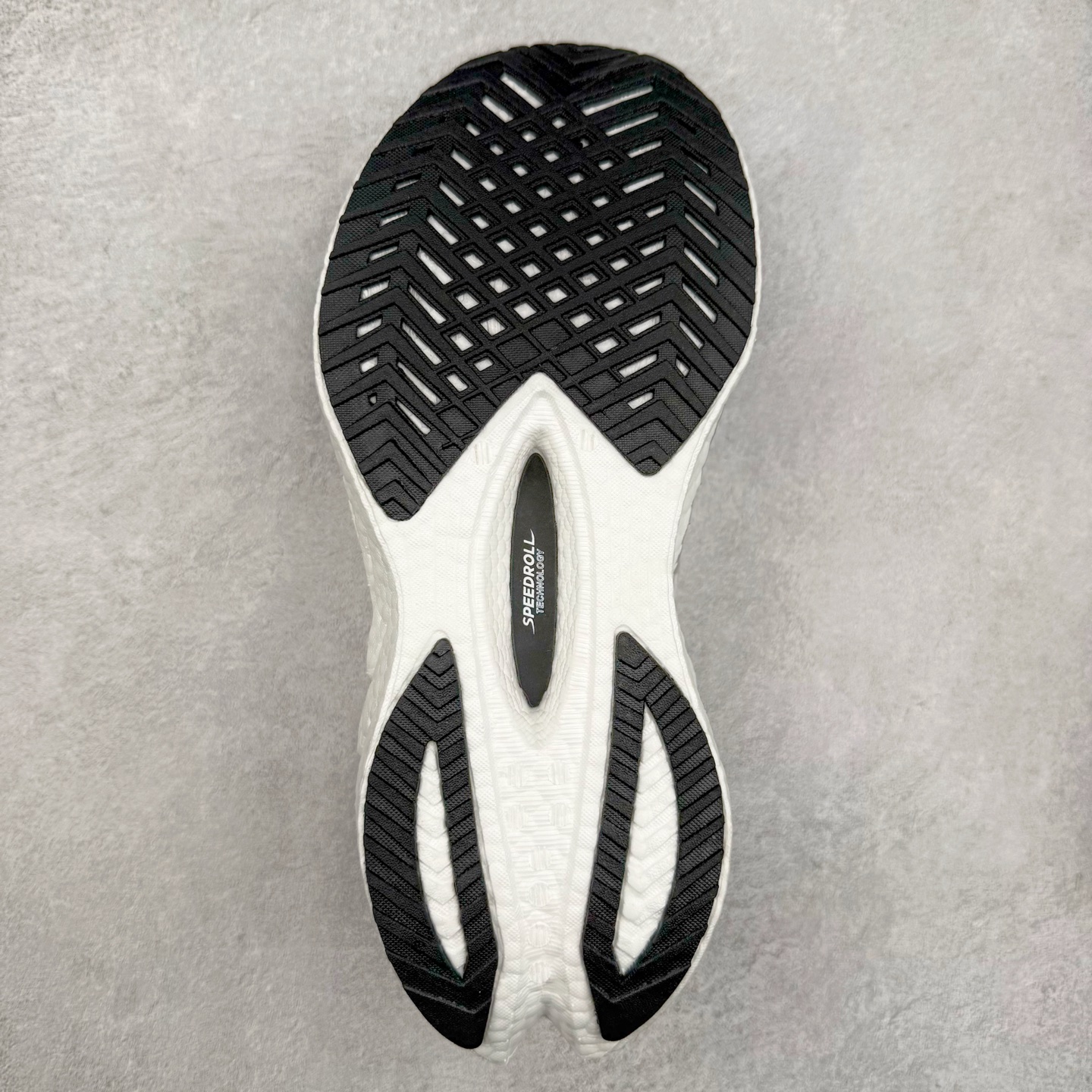 图片[9]-Saucony 索康尼ENDORPHIN Pro 啡速4 男女马拉松运动跑鞋 性能相比前几代再升级：鞋面采用全新升级的工学网设计 贴合脚部更透气 中底部分使用最新的PWRRUN+材质 搭配PWRRUN+鞋垫使中底的大幅加厚 10mm坡差进一步提供缓震、回弹性能 内底则采用了FORMFIT动态适应系统 动态契合脚型 提升包裹性和舒适性 提供更卓越的动态回馈体验 XT-900橡胶大底 可提供良好的抓地力和较强抗磨性能 尺码：36 36.5 37.5 38 38.5 39 40 40.5 41 42 42.5 43 44 44.5 45-选品中心