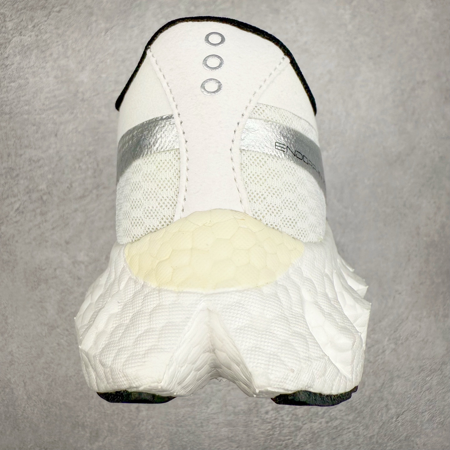 图片[8]-Saucony 索康尼ENDORPHIN Pro 啡速4 男女马拉松运动跑鞋 性能相比前几代再升级：鞋面采用全新升级的工学网设计 贴合脚部更透气 中底部分使用最新的PWRRUN+材质 搭配PWRRUN+鞋垫使中底的大幅加厚 10mm坡差进一步提供缓震、回弹性能 内底则采用了FORMFIT动态适应系统 动态契合脚型 提升包裹性和舒适性 提供更卓越的动态回馈体验 XT-900橡胶大底 可提供良好的抓地力和较强抗磨性能 尺码：36 36.5 37.5 38 38.5 39 40 40.5 41 42 42.5 43 44 44.5 45-选品中心