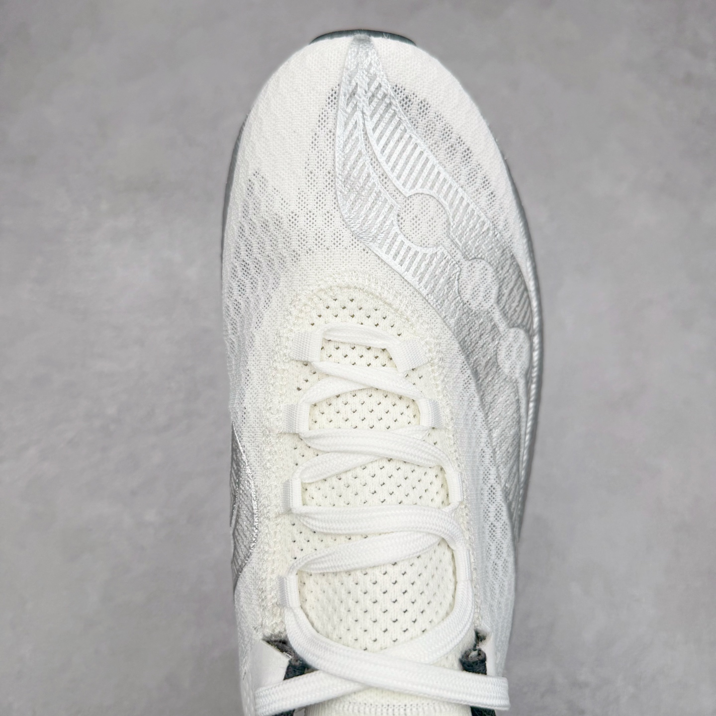 图片[4]-Saucony 索康尼ENDORPHIN Pro 啡速4 男女马拉松运动跑鞋 性能相比前几代再升级：鞋面采用全新升级的工学网设计 贴合脚部更透气 中底部分使用最新的PWRRUN+材质 搭配PWRRUN+鞋垫使中底的大幅加厚 10mm坡差进一步提供缓震、回弹性能 内底则采用了FORMFIT动态适应系统 动态契合脚型 提升包裹性和舒适性 提供更卓越的动态回馈体验 XT-900橡胶大底 可提供良好的抓地力和较强抗磨性能 尺码：36 36.5 37.5 38 38.5 39 40 40.5 41 42 42.5 43 44 44.5 45-选品中心