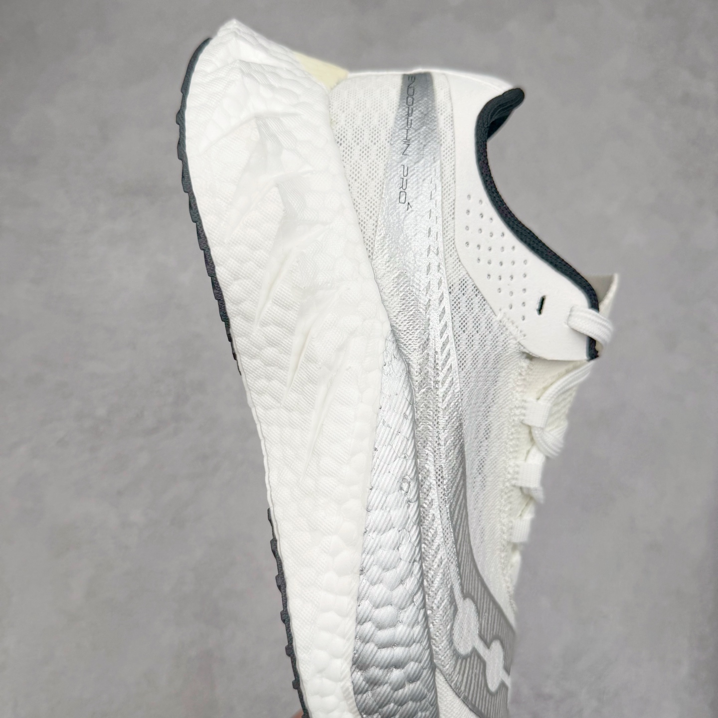 图片[6]-Saucony 索康尼ENDORPHIN Pro 啡速4 男女马拉松运动跑鞋 性能相比前几代再升级：鞋面采用全新升级的工学网设计 贴合脚部更透气 中底部分使用最新的PWRRUN+材质 搭配PWRRUN+鞋垫使中底的大幅加厚 10mm坡差进一步提供缓震、回弹性能 内底则采用了FORMFIT动态适应系统 动态契合脚型 提升包裹性和舒适性 提供更卓越的动态回馈体验 XT-900橡胶大底 可提供良好的抓地力和较强抗磨性能 尺码：36 36.5 37.5 38 38.5 39 40 40.5 41 42 42.5 43 44 44.5 45-选品中心