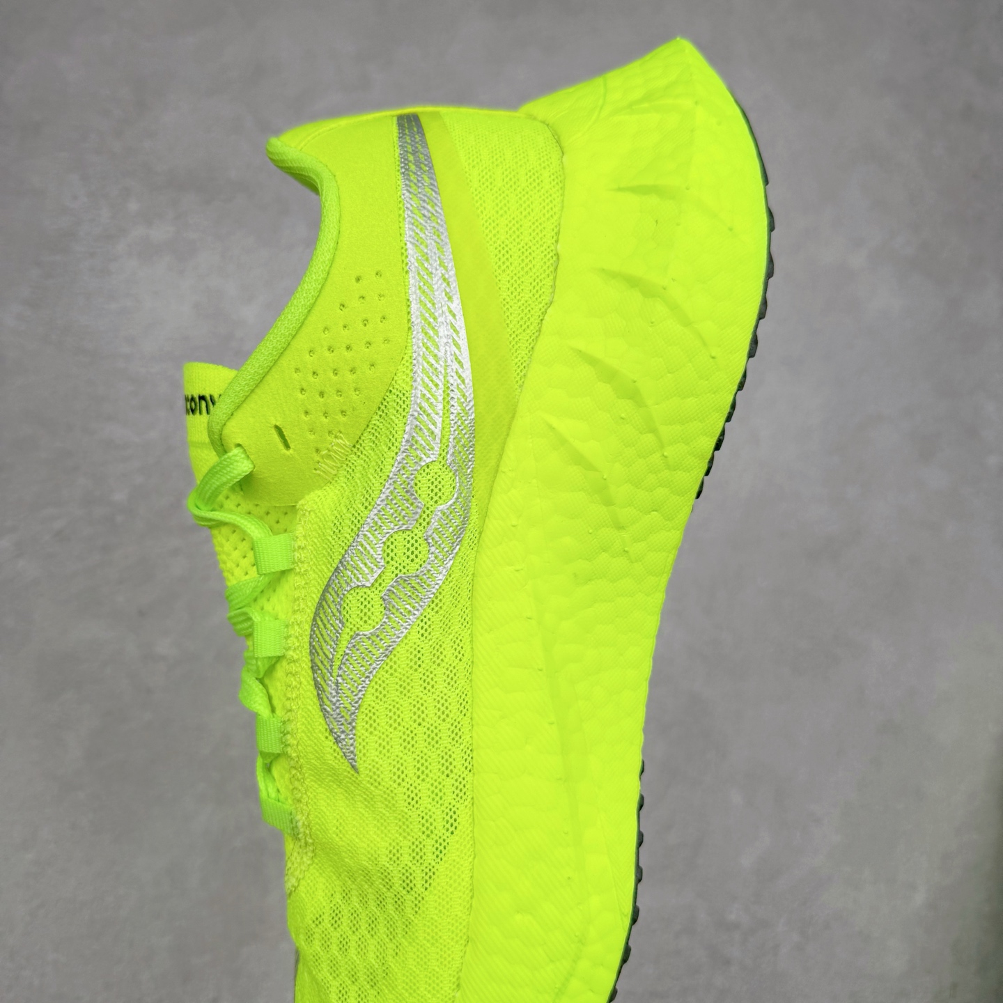 图片[7]-Saucony 索康尼ENDORPHIN Pro 啡速4 男女马拉松运动跑鞋 性能相比前几代再升级：鞋面采用全新升级的工学网设计 贴合脚部更透气 中底部分使用最新的PWRRUN+材质 搭配PWRRUN+鞋垫使中底的大幅加厚 10mm坡差进一步提供缓震、回弹性能 内底则采用了FORMFIT动态适应系统 动态契合脚型 提升包裹性和舒适性 提供更卓越的动态回馈体验 XT-900橡胶大底 可提供良好的抓地力和较强抗磨性能 尺码：36 36.5 37.5 38 38.5 39 40 40.5 41 42 42.5 43 44 44.5 45-选品中心