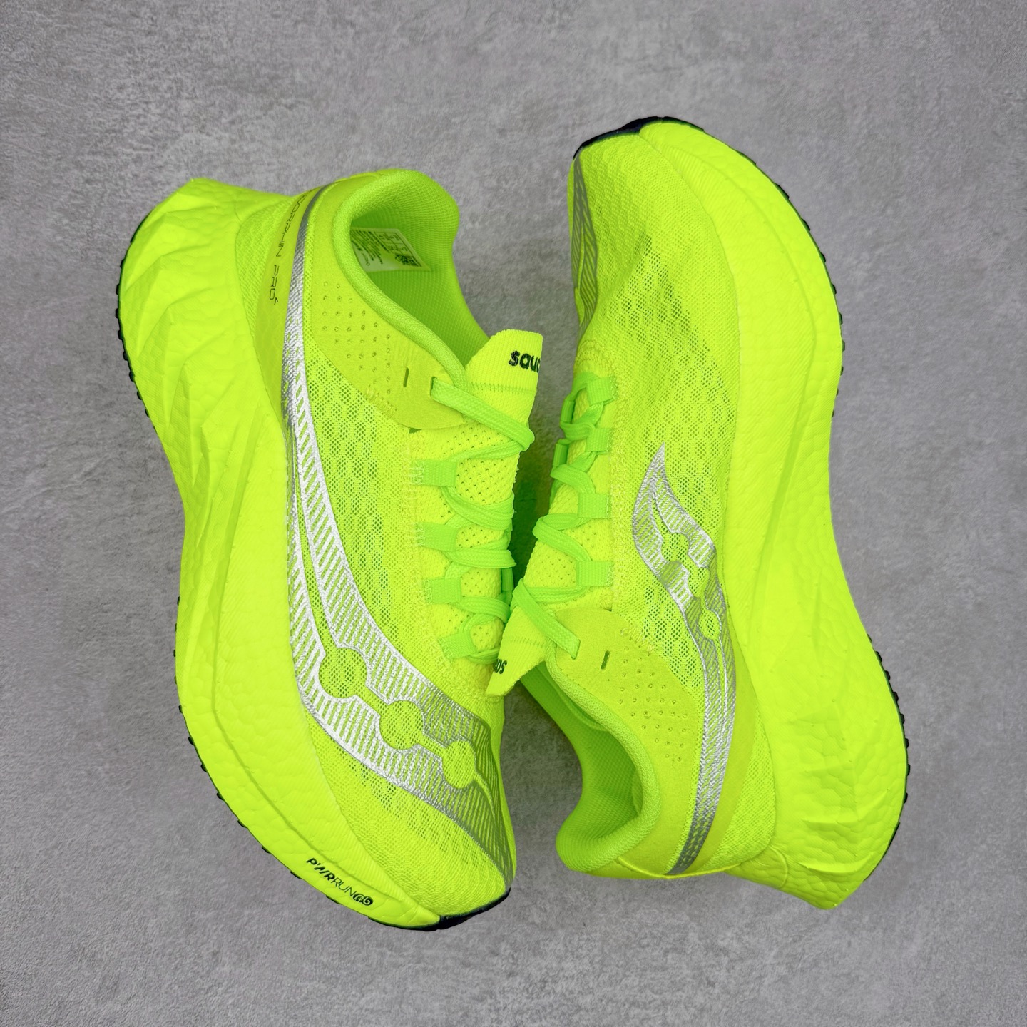 图片[3]-Saucony 索康尼ENDORPHIN Pro 啡速4 男女马拉松运动跑鞋 性能相比前几代再升级：鞋面采用全新升级的工学网设计 贴合脚部更透气 中底部分使用最新的PWRRUN+材质 搭配PWRRUN+鞋垫使中底的大幅加厚 10mm坡差进一步提供缓震、回弹性能 内底则采用了FORMFIT动态适应系统 动态契合脚型 提升包裹性和舒适性 提供更卓越的动态回馈体验 XT-900橡胶大底 可提供良好的抓地力和较强抗磨性能 尺码：36 36.5 37.5 38 38.5 39 40 40.5 41 42 42.5 43 44 44.5 45-选品中心