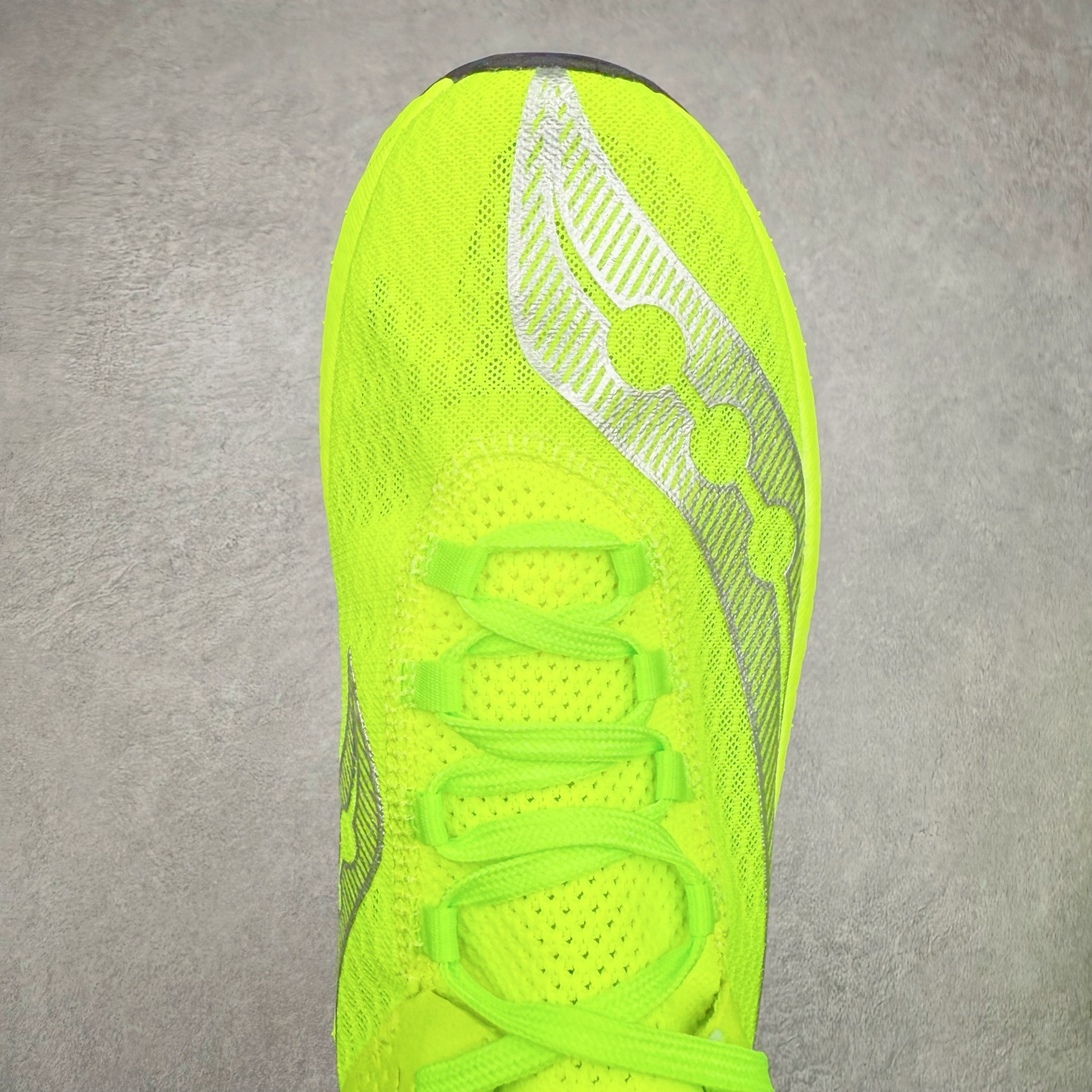 图片[4]-Saucony 索康尼ENDORPHIN Pro 啡速4 男女马拉松运动跑鞋 性能相比前几代再升级：鞋面采用全新升级的工学网设计 贴合脚部更透气 中底部分使用最新的PWRRUN+材质 搭配PWRRUN+鞋垫使中底的大幅加厚 10mm坡差进一步提供缓震、回弹性能 内底则采用了FORMFIT动态适应系统 动态契合脚型 提升包裹性和舒适性 提供更卓越的动态回馈体验 XT-900橡胶大底 可提供良好的抓地力和较强抗磨性能 尺码：36 36.5 37.5 38 38.5 39 40 40.5 41 42 42.5 43 44 44.5 45-选品中心