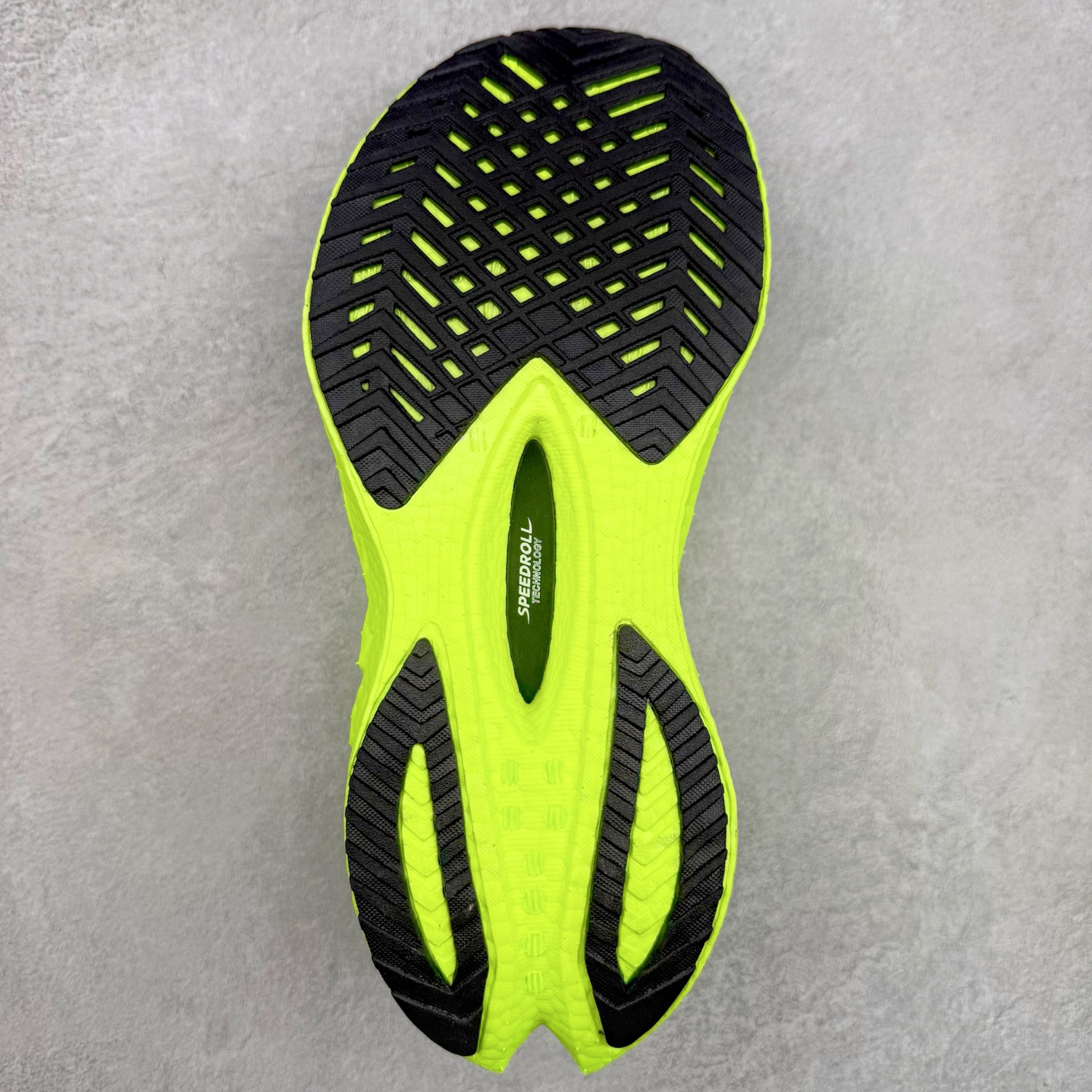 图片[9]-Saucony 索康尼ENDORPHIN Pro 啡速4 男女马拉松运动跑鞋 性能相比前几代再升级：鞋面采用全新升级的工学网设计 贴合脚部更透气 中底部分使用最新的PWRRUN+材质 搭配PWRRUN+鞋垫使中底的大幅加厚 10mm坡差进一步提供缓震、回弹性能 内底则采用了FORMFIT动态适应系统 动态契合脚型 提升包裹性和舒适性 提供更卓越的动态回馈体验 XT-900橡胶大底 可提供良好的抓地力和较强抗磨性能 尺码：36 36.5 37.5 38 38.5 39 40 40.5 41 42 42.5 43 44 44.5 45-选品中心