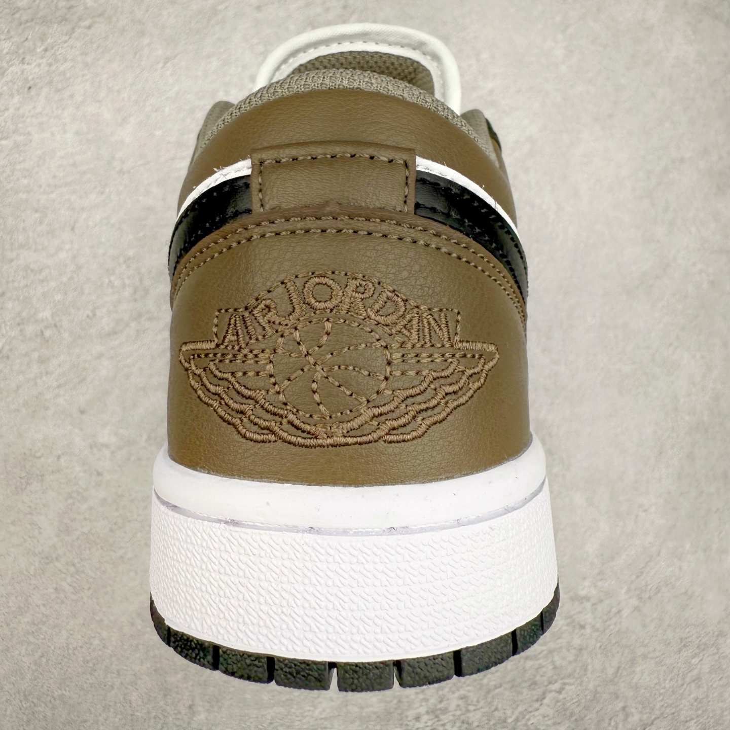 图片[8]-＃福利特价 Air Jordan AJ1 Low 低帮系列 百分百全新货品 零氧化发霉 给足利润空间操作 超乎所想的高性价比 原装楦头纸板开发 完美鞋型 超高清洁度 鞋型不臃肿别扭 原厂内置全掌气垫 A模大底 鞋舌AJ原厂专用牛津布 AJ专用反口珍珠布 原厂无杂质高弹内里海棉 特殊封边弹力鞋带 原鞋开模 拒绝公底 购置公司同步原材料 都有细节原汁原味 忠于原版 尺码：36 36.5 37.5 38 38.5 39 40 40.5 41 42 42.5 43 44 44.5 45 46-选品中心