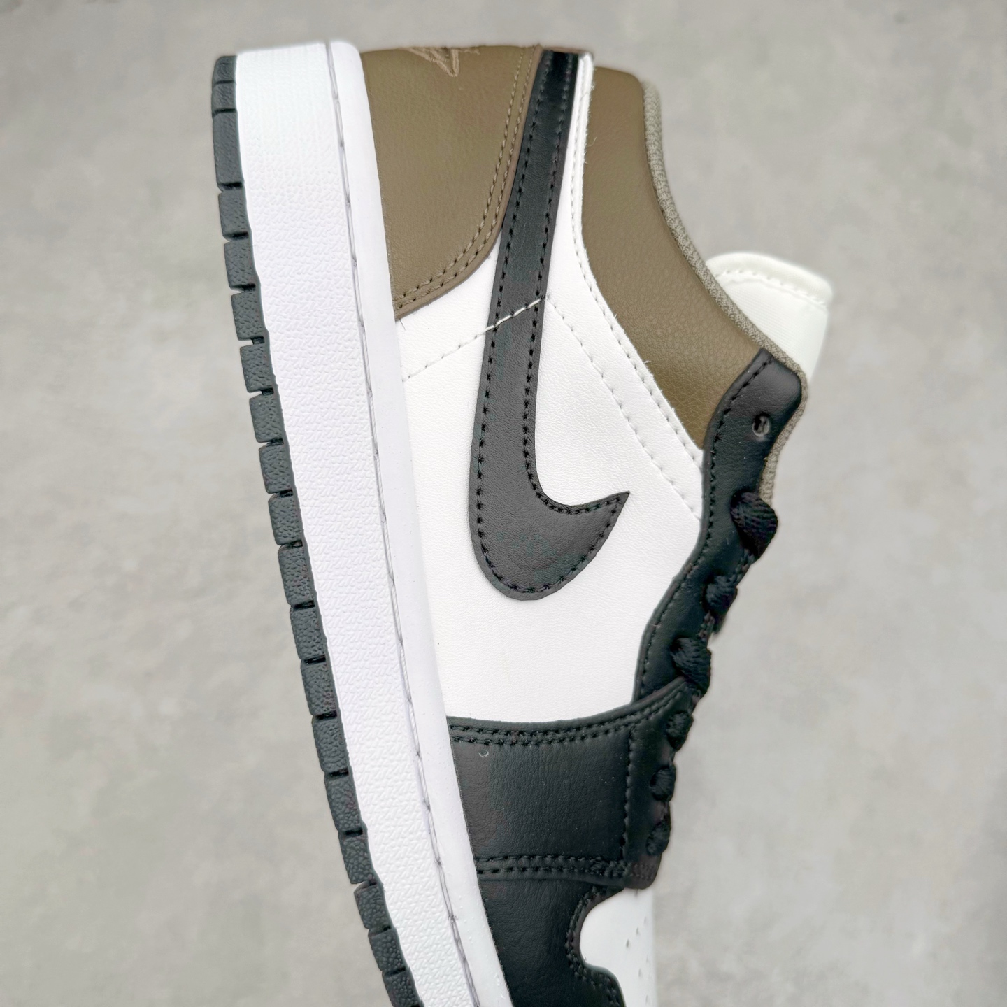 图片[6]-＃福利特价 Air Jordan AJ1 Low 低帮系列 百分百全新货品 零氧化发霉 给足利润空间操作 超乎所想的高性价比 原装楦头纸板开发 完美鞋型 超高清洁度 鞋型不臃肿别扭 原厂内置全掌气垫 A模大底 鞋舌AJ原厂专用牛津布 AJ专用反口珍珠布 原厂无杂质高弹内里海棉 特殊封边弹力鞋带 原鞋开模 拒绝公底 购置公司同步原材料 都有细节原汁原味 忠于原版 尺码：36 36.5 37.5 38 38.5 39 40 40.5 41 42 42.5 43 44 44.5 45 46-选品中心