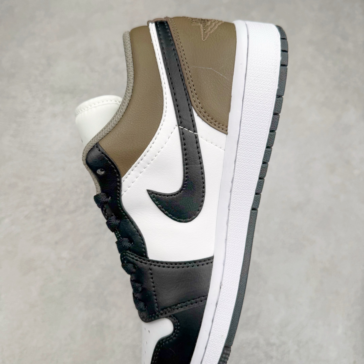 图片[7]-＃福利特价 Air Jordan AJ1 Low 低帮系列 百分百全新货品 零氧化发霉 给足利润空间操作 超乎所想的高性价比 原装楦头纸板开发 完美鞋型 超高清洁度 鞋型不臃肿别扭 原厂内置全掌气垫 A模大底 鞋舌AJ原厂专用牛津布 AJ专用反口珍珠布 原厂无杂质高弹内里海棉 特殊封边弹力鞋带 原鞋开模 拒绝公底 购置公司同步原材料 都有细节原汁原味 忠于原版 尺码：36 36.5 37.5 38 38.5 39 40 40.5 41 42 42.5 43 44 44.5 45 46-选品中心