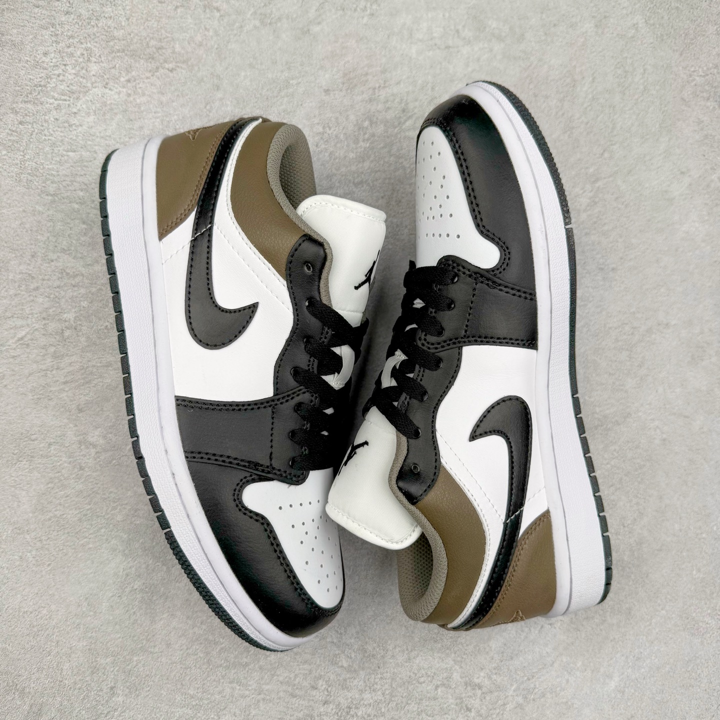 图片[3]-＃福利特价 Air Jordan AJ1 Low 低帮系列 百分百全新货品 零氧化发霉 给足利润空间操作 超乎所想的高性价比 原装楦头纸板开发 完美鞋型 超高清洁度 鞋型不臃肿别扭 原厂内置全掌气垫 A模大底 鞋舌AJ原厂专用牛津布 AJ专用反口珍珠布 原厂无杂质高弹内里海棉 特殊封边弹力鞋带 原鞋开模 拒绝公底 购置公司同步原材料 都有细节原汁原味 忠于原版 尺码：36 36.5 37.5 38 38.5 39 40 40.5 41 42 42.5 43 44 44.5 45 46-选品中心