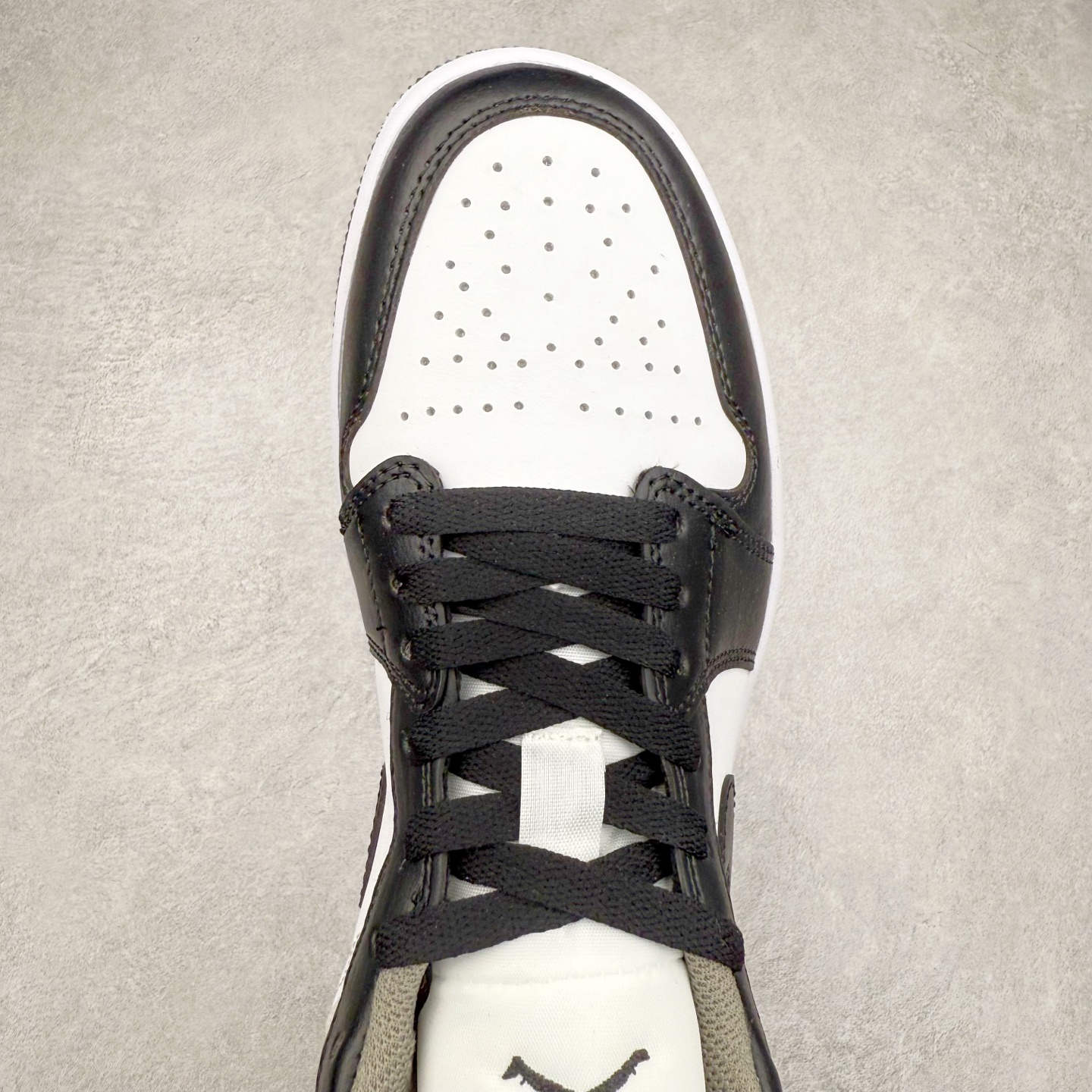 图片[4]-＃福利特价 Air Jordan AJ1 Low 低帮系列 百分百全新货品 零氧化发霉 给足利润空间操作 超乎所想的高性价比 原装楦头纸板开发 完美鞋型 超高清洁度 鞋型不臃肿别扭 原厂内置全掌气垫 A模大底 鞋舌AJ原厂专用牛津布 AJ专用反口珍珠布 原厂无杂质高弹内里海棉 特殊封边弹力鞋带 原鞋开模 拒绝公底 购置公司同步原材料 都有细节原汁原味 忠于原版 尺码：36 36.5 37.5 38 38.5 39 40 40.5 41 42 42.5 43 44 44.5 45 46-选品中心