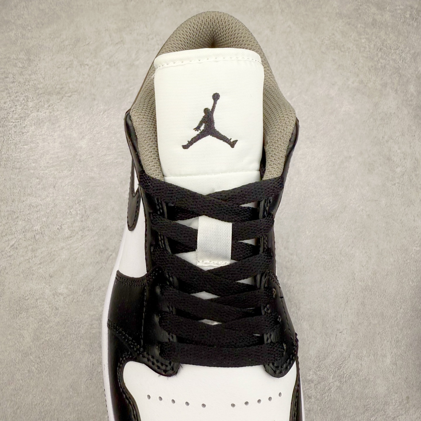 图片[5]-＃福利特价 Air Jordan AJ1 Low 低帮系列 百分百全新货品 零氧化发霉 给足利润空间操作 超乎所想的高性价比 原装楦头纸板开发 完美鞋型 超高清洁度 鞋型不臃肿别扭 原厂内置全掌气垫 A模大底 鞋舌AJ原厂专用牛津布 AJ专用反口珍珠布 原厂无杂质高弹内里海棉 特殊封边弹力鞋带 原鞋开模 拒绝公底 购置公司同步原材料 都有细节原汁原味 忠于原版 尺码：36 36.5 37.5 38 38.5 39 40 40.5 41 42 42.5 43 44 44.5 45 46-选品中心