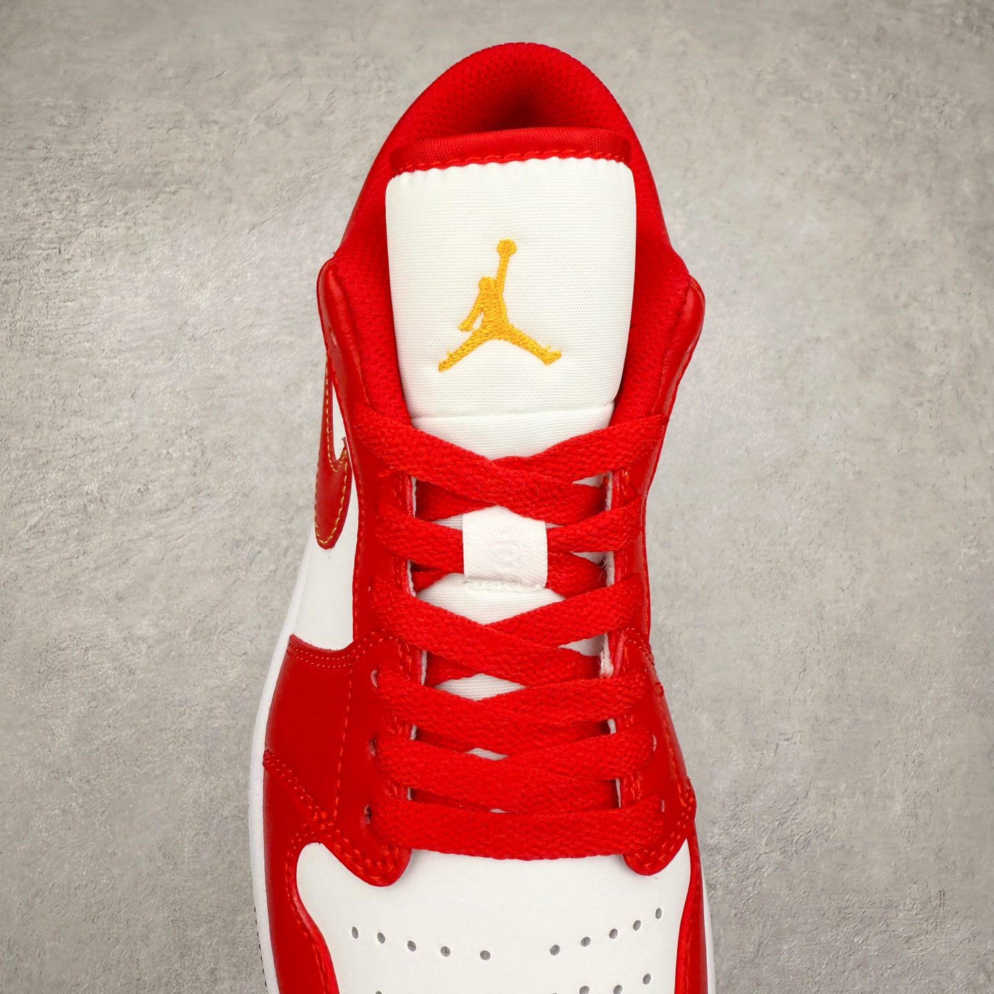 图片[5]-＃福利特价 Air Jordan AJ1 Low 低帮系列 百分百全新货品 零氧化发霉 给足利润空间操作 超乎所想的高性价比 原装楦头纸板开发 完美鞋型 超高清洁度 鞋型不臃肿别扭 原厂内置全掌气垫 A模大底 鞋舌AJ原厂专用牛津布 AJ专用反口珍珠布 原厂无杂质高弹内里海棉 特殊封边弹力鞋带 原鞋开模 拒绝公底 购置公司同步原材料 都有细节原汁原味 忠于原版 尺码：36 36.5 37.5 38 38.5 39 40 40.5 41 42 42.5 43 44 44.5 45 46-选品中心