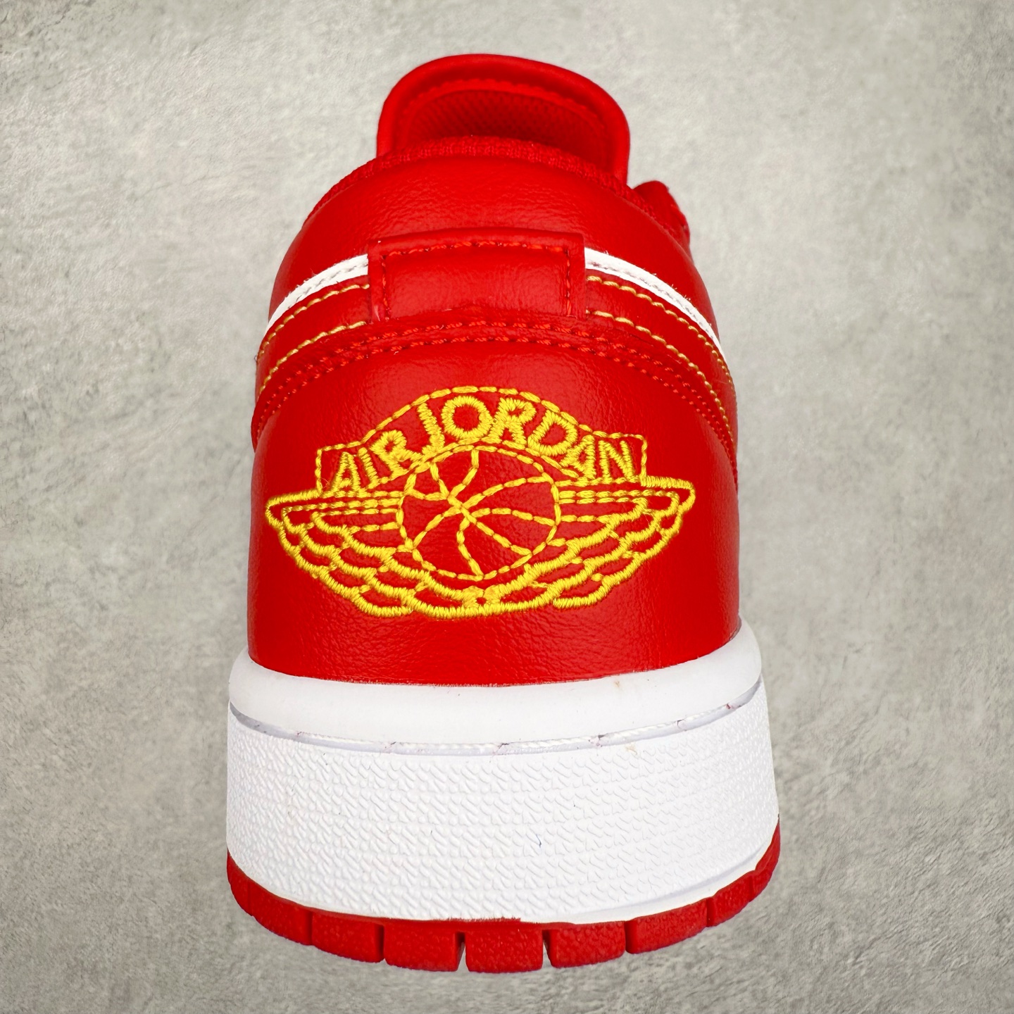 图片[8]-＃福利特价 Air Jordan AJ1 Low 低帮系列 百分百全新货品 零氧化发霉 给足利润空间操作 超乎所想的高性价比 原装楦头纸板开发 完美鞋型 超高清洁度 鞋型不臃肿别扭 原厂内置全掌气垫 A模大底 鞋舌AJ原厂专用牛津布 AJ专用反口珍珠布 原厂无杂质高弹内里海棉 特殊封边弹力鞋带 原鞋开模 拒绝公底 购置公司同步原材料 都有细节原汁原味 忠于原版 尺码：36 36.5 37.5 38 38.5 39 40 40.5 41 42 42.5 43 44 44.5 45 46-选品中心