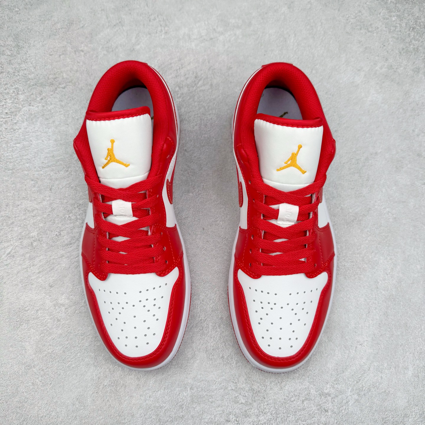 图片[2]-＃福利特价 Air Jordan AJ1 Low 低帮系列 百分百全新货品 零氧化发霉 给足利润空间操作 超乎所想的高性价比 原装楦头纸板开发 完美鞋型 超高清洁度 鞋型不臃肿别扭 原厂内置全掌气垫 A模大底 鞋舌AJ原厂专用牛津布 AJ专用反口珍珠布 原厂无杂质高弹内里海棉 特殊封边弹力鞋带 原鞋开模 拒绝公底 购置公司同步原材料 都有细节原汁原味 忠于原版 尺码：36 36.5 37.5 38 38.5 39 40 40.5 41 42 42.5 43 44 44.5 45 46-选品中心