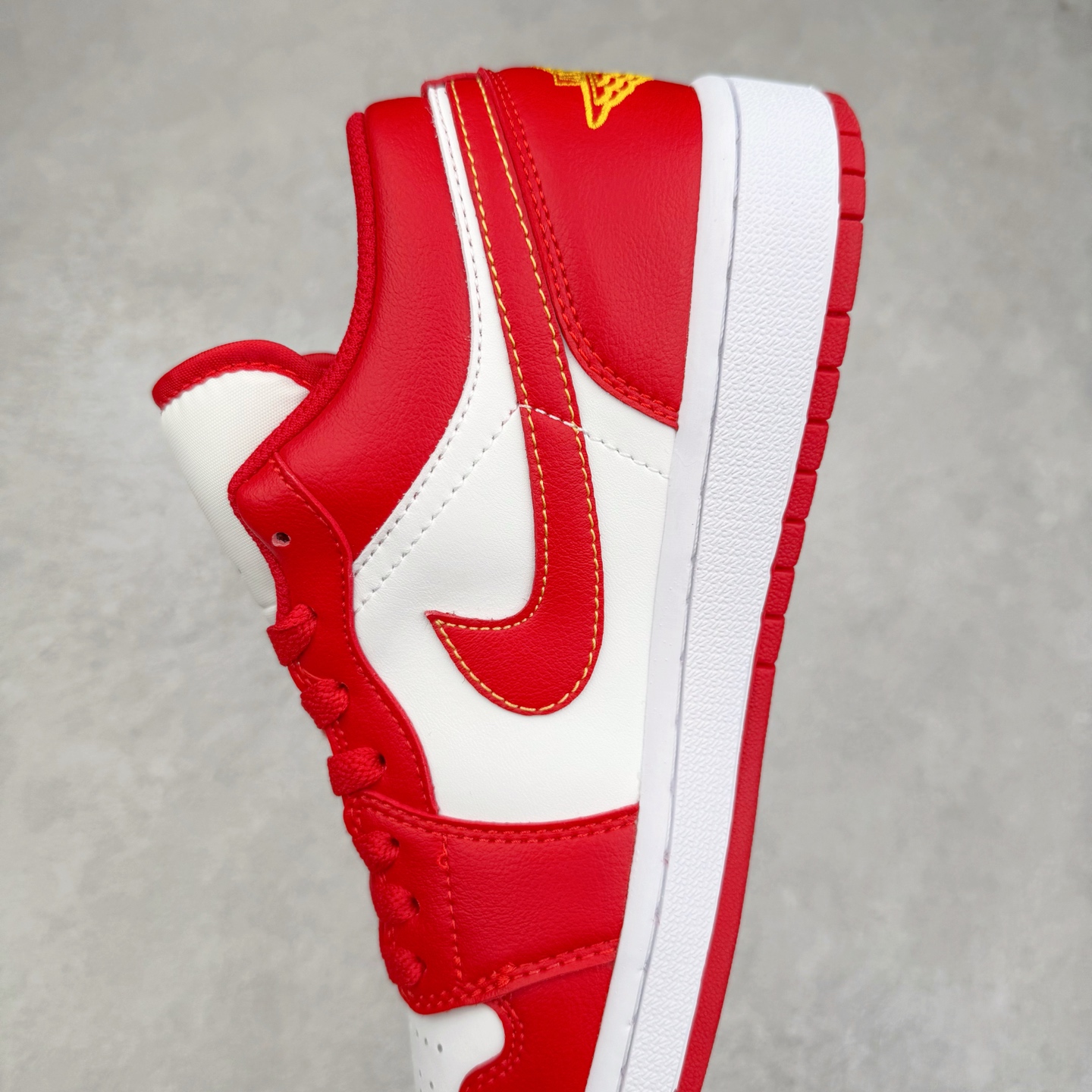 图片[7]-＃福利特价 Air Jordan AJ1 Low 低帮系列 百分百全新货品 零氧化发霉 给足利润空间操作 超乎所想的高性价比 原装楦头纸板开发 完美鞋型 超高清洁度 鞋型不臃肿别扭 原厂内置全掌气垫 A模大底 鞋舌AJ原厂专用牛津布 AJ专用反口珍珠布 原厂无杂质高弹内里海棉 特殊封边弹力鞋带 原鞋开模 拒绝公底 购置公司同步原材料 都有细节原汁原味 忠于原版 尺码：36 36.5 37.5 38 38.5 39 40 40.5 41 42 42.5 43 44 44.5 45 46-选品中心