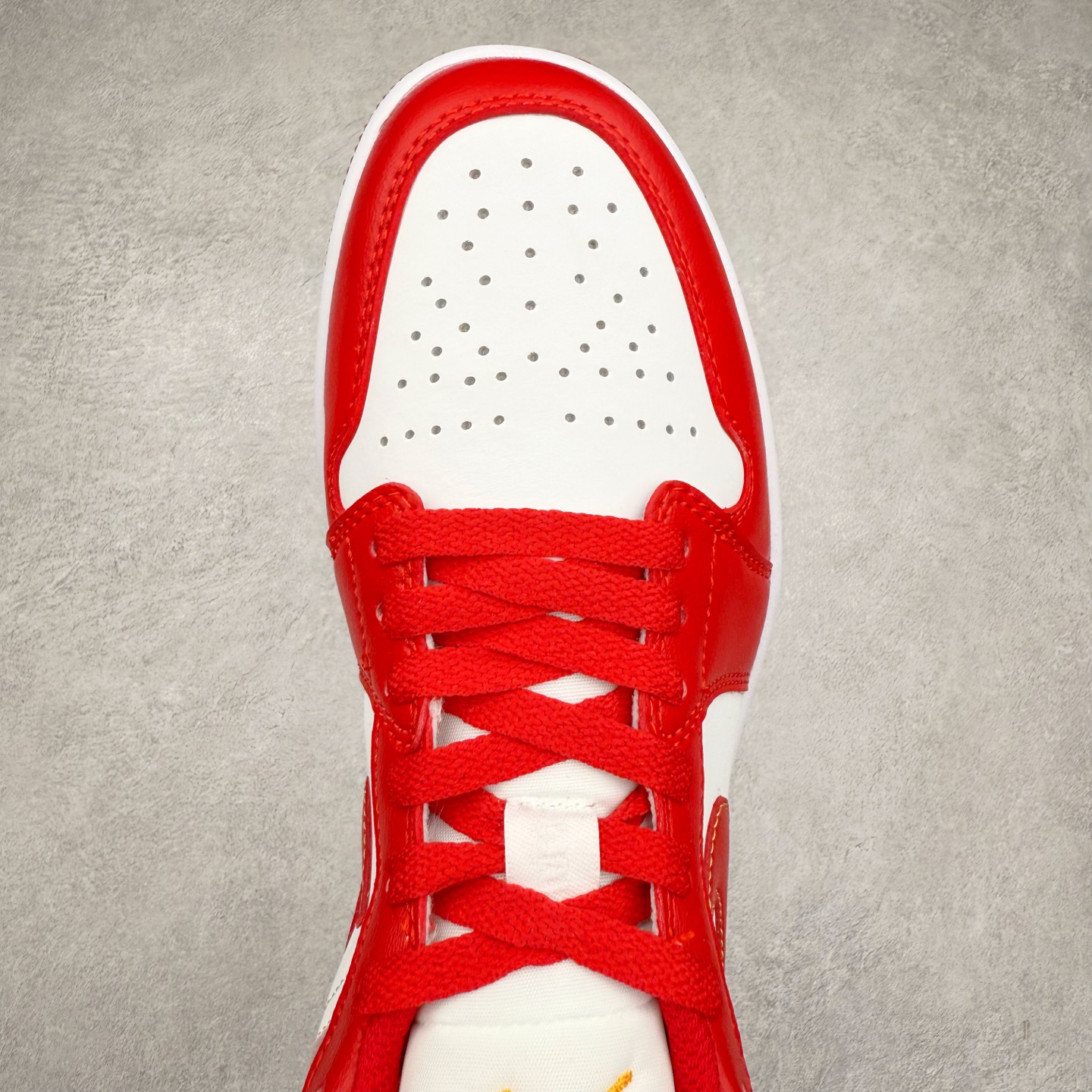 图片[4]-＃福利特价 Air Jordan AJ1 Low 低帮系列 百分百全新货品 零氧化发霉 给足利润空间操作 超乎所想的高性价比 原装楦头纸板开发 完美鞋型 超高清洁度 鞋型不臃肿别扭 原厂内置全掌气垫 A模大底 鞋舌AJ原厂专用牛津布 AJ专用反口珍珠布 原厂无杂质高弹内里海棉 特殊封边弹力鞋带 原鞋开模 拒绝公底 购置公司同步原材料 都有细节原汁原味 忠于原版 尺码：36 36.5 37.5 38 38.5 39 40 40.5 41 42 42.5 43 44 44.5 45 46-选品中心