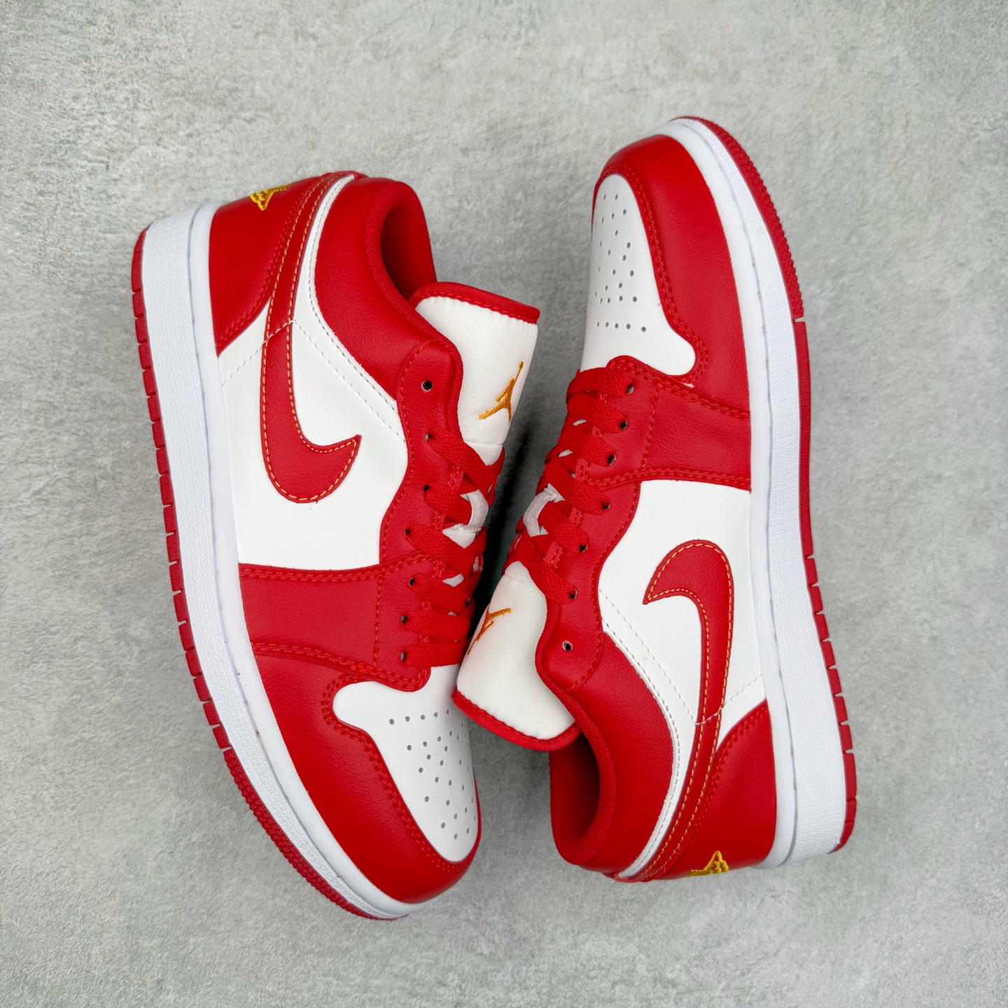 图片[3]-＃福利特价 Air Jordan AJ1 Low 低帮系列 百分百全新货品 零氧化发霉 给足利润空间操作 超乎所想的高性价比 原装楦头纸板开发 完美鞋型 超高清洁度 鞋型不臃肿别扭 原厂内置全掌气垫 A模大底 鞋舌AJ原厂专用牛津布 AJ专用反口珍珠布 原厂无杂质高弹内里海棉 特殊封边弹力鞋带 原鞋开模 拒绝公底 购置公司同步原材料 都有细节原汁原味 忠于原版 尺码：36 36.5 37.5 38 38.5 39 40 40.5 41 42 42.5 43 44 44.5 45 46-选品中心