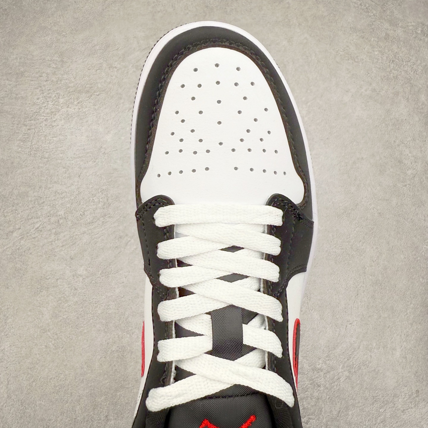 图片[4]-＃福利特价 Air Jordan AJ1 Low 低帮系列 百分百全新货品 零氧化发霉 给足利润空间操作 超乎所想的高性价比 原装楦头纸板开发 完美鞋型 超高清洁度 鞋型不臃肿别扭 原厂内置全掌气垫 A模大底 鞋舌AJ原厂专用牛津布 AJ专用反口珍珠布 原厂无杂质高弹内里海棉 特殊封边弹力鞋带 原鞋开模 拒绝公底 购置公司同步原材料 都有细节原汁原味 忠于原版 尺码：36 36.5 37.5 38 38.5 39 40 40.5 41 42 42.5 43 44 44.5 45 46-选品中心