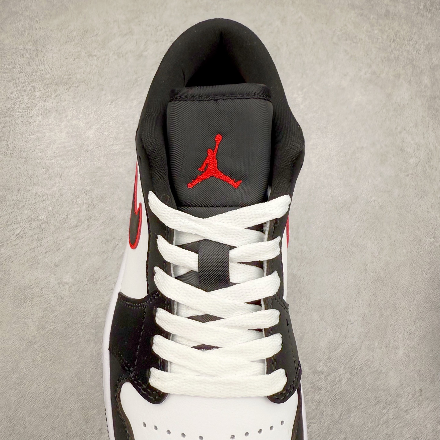 图片[5]-＃福利特价 Air Jordan AJ1 Low 低帮系列 百分百全新货品 零氧化发霉 给足利润空间操作 超乎所想的高性价比 原装楦头纸板开发 完美鞋型 超高清洁度 鞋型不臃肿别扭 原厂内置全掌气垫 A模大底 鞋舌AJ原厂专用牛津布 AJ专用反口珍珠布 原厂无杂质高弹内里海棉 特殊封边弹力鞋带 原鞋开模 拒绝公底 购置公司同步原材料 都有细节原汁原味 忠于原版 尺码：36 36.5 37.5 38 38.5 39 40 40.5 41 42 42.5 43 44 44.5 45 46-选品中心