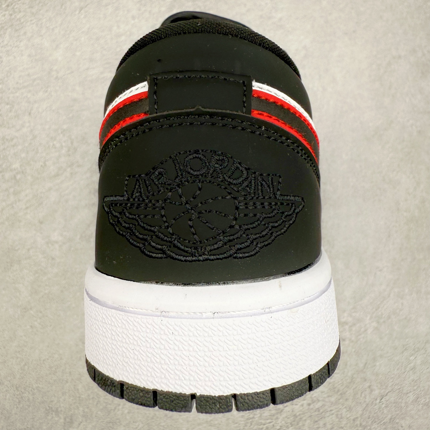 图片[8]-＃福利特价 Air Jordan AJ1 Low 低帮系列 百分百全新货品 零氧化发霉 给足利润空间操作 超乎所想的高性价比 原装楦头纸板开发 完美鞋型 超高清洁度 鞋型不臃肿别扭 原厂内置全掌气垫 A模大底 鞋舌AJ原厂专用牛津布 AJ专用反口珍珠布 原厂无杂质高弹内里海棉 特殊封边弹力鞋带 原鞋开模 拒绝公底 购置公司同步原材料 都有细节原汁原味 忠于原版 尺码：36 36.5 37.5 38 38.5 39 40 40.5 41 42 42.5 43 44 44.5 45 46-选品中心