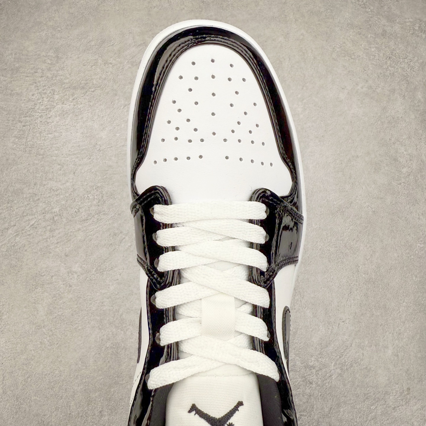 图片[4]-＃福利特价 Air Jordan AJ1 Low 低帮系列 百分百全新货品 零氧化发霉 给足利润空间操作 超乎所想的高性价比 原装楦头纸板开发 完美鞋型 超高清洁度 鞋型不臃肿别扭 原厂内置全掌气垫 A模大底 鞋舌AJ原厂专用牛津布 AJ专用反口珍珠布 原厂无杂质高弹内里海棉 特殊封边弹力鞋带 原鞋开模 拒绝公底 购置公司同步原材料 都有细节原汁原味 忠于原版 尺码：36 36.5 37.5 38 38.5 39 40 40.5 41 42 42.5 43 44 44.5 45 46-选品中心