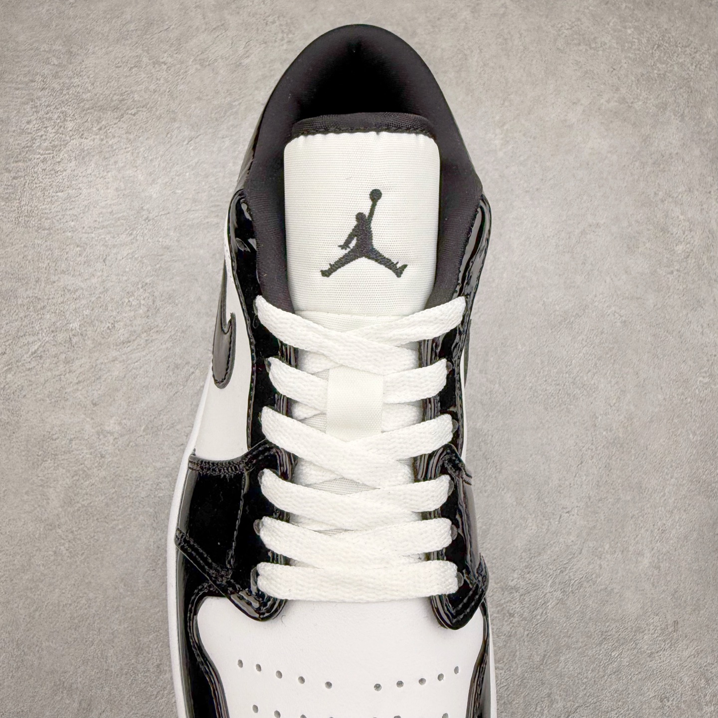 图片[5]-＃福利特价 Air Jordan AJ1 Low 低帮系列 百分百全新货品 零氧化发霉 给足利润空间操作 超乎所想的高性价比 原装楦头纸板开发 完美鞋型 超高清洁度 鞋型不臃肿别扭 原厂内置全掌气垫 A模大底 鞋舌AJ原厂专用牛津布 AJ专用反口珍珠布 原厂无杂质高弹内里海棉 特殊封边弹力鞋带 原鞋开模 拒绝公底 购置公司同步原材料 都有细节原汁原味 忠于原版 尺码：36 36.5 37.5 38 38.5 39 40 40.5 41 42 42.5 43 44 44.5 45 46-选品中心