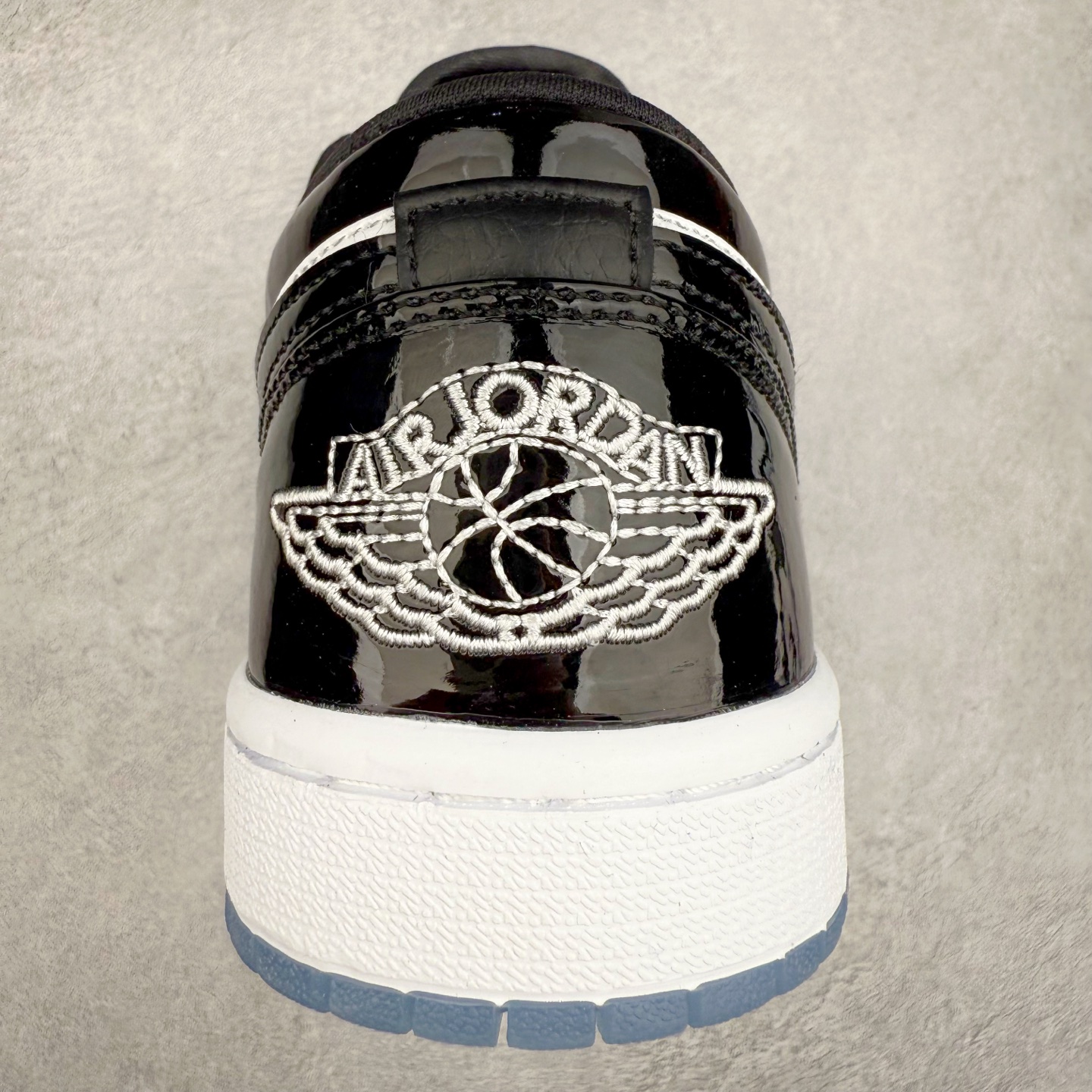 图片[8]-＃福利特价 Air Jordan AJ1 Low 低帮系列 百分百全新货品 零氧化发霉 给足利润空间操作 超乎所想的高性价比 原装楦头纸板开发 完美鞋型 超高清洁度 鞋型不臃肿别扭 原厂内置全掌气垫 A模大底 鞋舌AJ原厂专用牛津布 AJ专用反口珍珠布 原厂无杂质高弹内里海棉 特殊封边弹力鞋带 原鞋开模 拒绝公底 购置公司同步原材料 都有细节原汁原味 忠于原版 尺码：36 36.5 37.5 38 38.5 39 40 40.5 41 42 42.5 43 44 44.5 45 46-选品中心