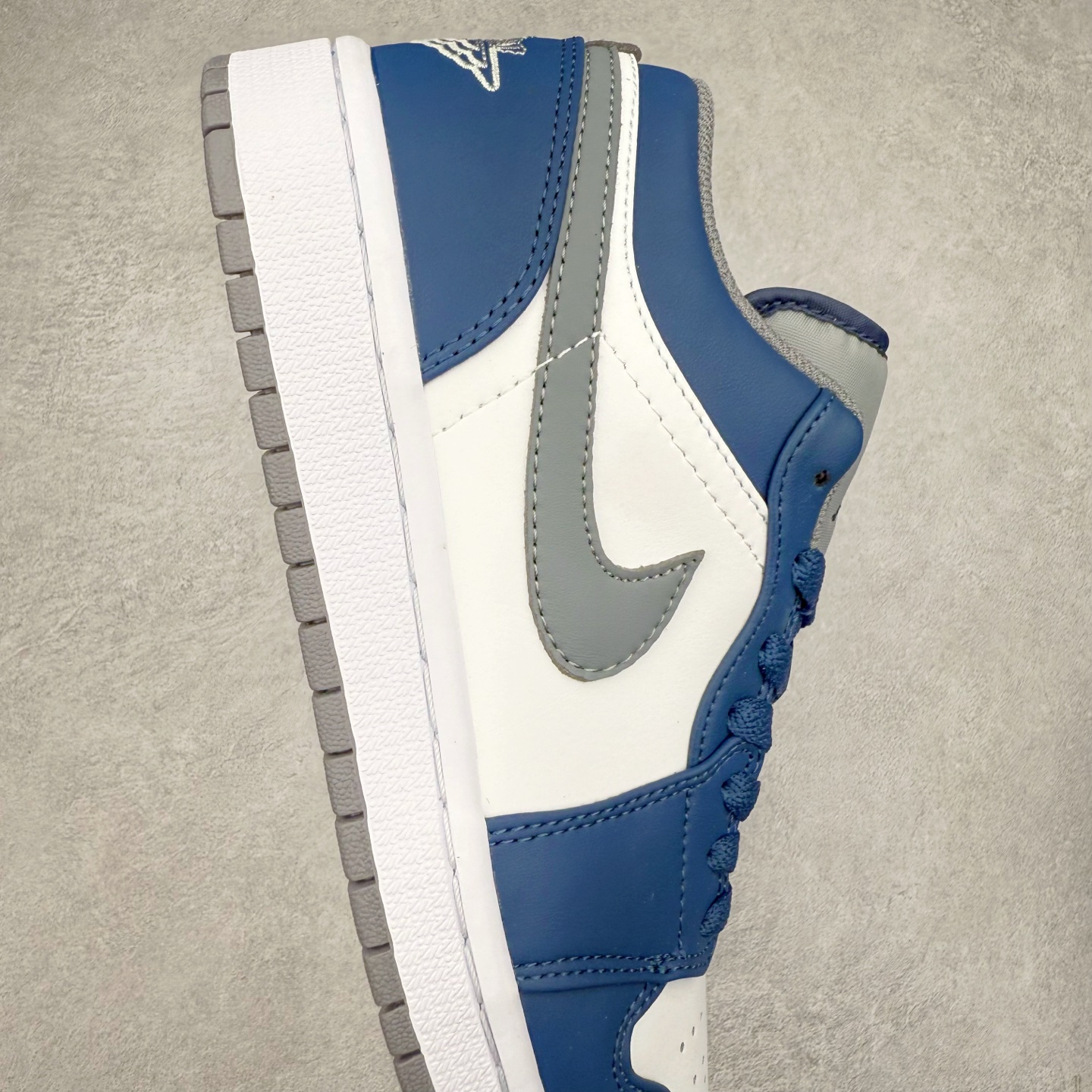 图片[6]-＃福利特价 Air Jordan AJ1 Low 低帮系列 百分百全新货品 零氧化发霉 给足利润空间操作 超乎所想的高性价比 原装楦头纸板开发 完美鞋型 超高清洁度 鞋型不臃肿别扭 原厂内置全掌气垫 A模大底 鞋舌AJ原厂专用牛津布 AJ专用反口珍珠布 原厂无杂质高弹内里海棉 特殊封边弹力鞋带 原鞋开模 拒绝公底 购置公司同步原材料 都有细节原汁原味 忠于原版 尺码：36 36.5 37.5 38 38.5 39 40 40.5 41 42 42.5 43 44 44.5 45 46-选品中心