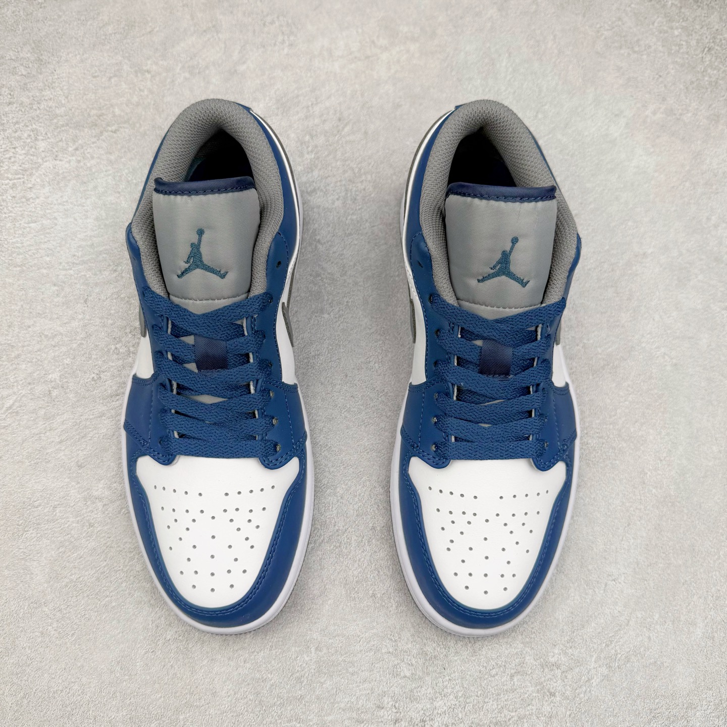 图片[2]-＃福利特价 Air Jordan AJ1 Low 低帮系列 百分百全新货品 零氧化发霉 给足利润空间操作 超乎所想的高性价比 原装楦头纸板开发 完美鞋型 超高清洁度 鞋型不臃肿别扭 原厂内置全掌气垫 A模大底 鞋舌AJ原厂专用牛津布 AJ专用反口珍珠布 原厂无杂质高弹内里海棉 特殊封边弹力鞋带 原鞋开模 拒绝公底 购置公司同步原材料 都有细节原汁原味 忠于原版 尺码：36 36.5 37.5 38 38.5 39 40 40.5 41 42 42.5 43 44 44.5 45 46-选品中心