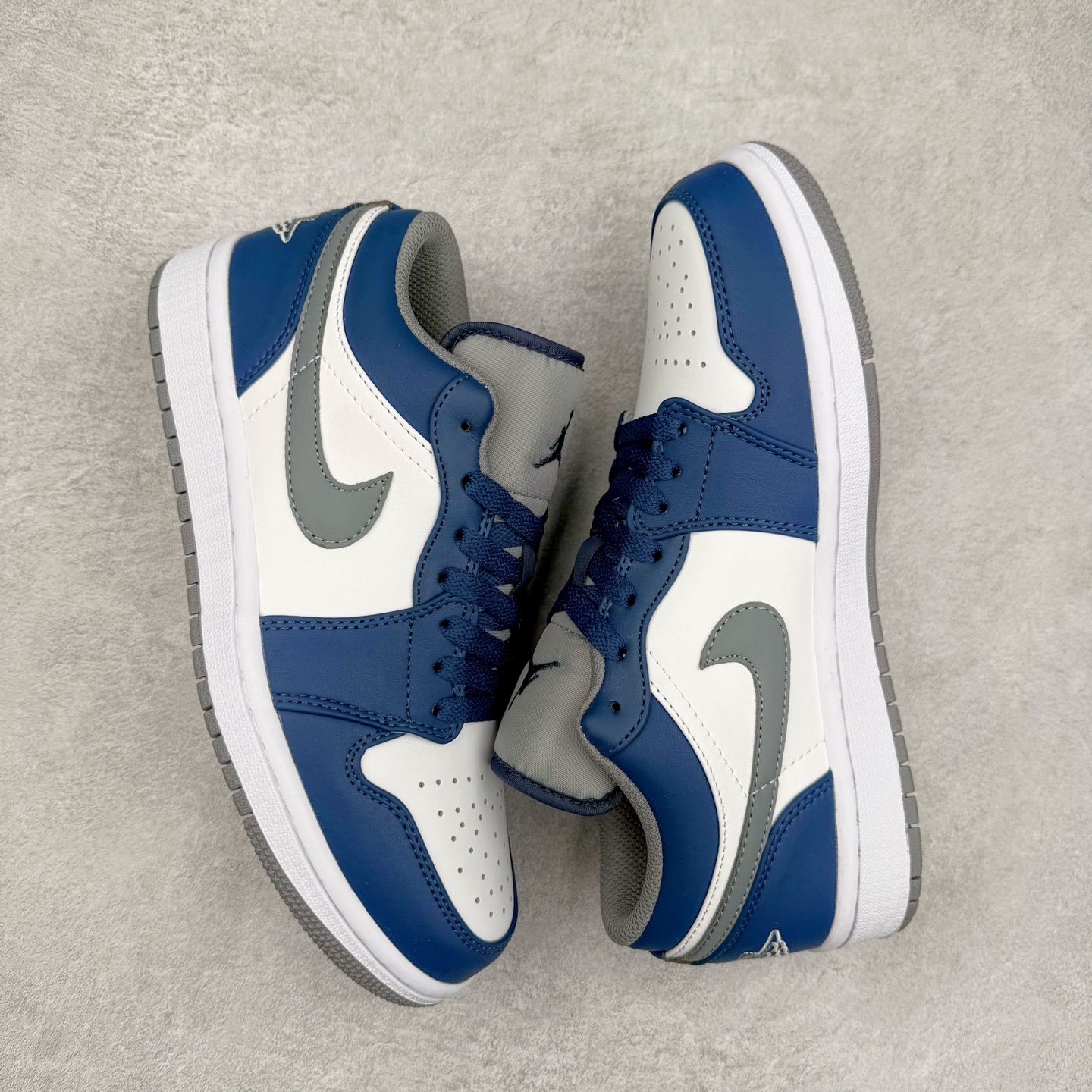 图片[3]-＃福利特价 Air Jordan AJ1 Low 低帮系列 百分百全新货品 零氧化发霉 给足利润空间操作 超乎所想的高性价比 原装楦头纸板开发 完美鞋型 超高清洁度 鞋型不臃肿别扭 原厂内置全掌气垫 A模大底 鞋舌AJ原厂专用牛津布 AJ专用反口珍珠布 原厂无杂质高弹内里海棉 特殊封边弹力鞋带 原鞋开模 拒绝公底 购置公司同步原材料 都有细节原汁原味 忠于原版 尺码：36 36.5 37.5 38 38.5 39 40 40.5 41 42 42.5 43 44 44.5 45 46-选品中心