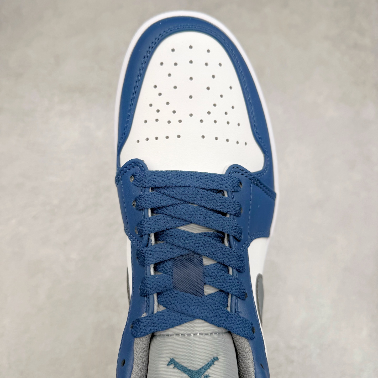 图片[4]-＃福利特价 Air Jordan AJ1 Low 低帮系列 百分百全新货品 零氧化发霉 给足利润空间操作 超乎所想的高性价比 原装楦头纸板开发 完美鞋型 超高清洁度 鞋型不臃肿别扭 原厂内置全掌气垫 A模大底 鞋舌AJ原厂专用牛津布 AJ专用反口珍珠布 原厂无杂质高弹内里海棉 特殊封边弹力鞋带 原鞋开模 拒绝公底 购置公司同步原材料 都有细节原汁原味 忠于原版 尺码：36 36.5 37.5 38 38.5 39 40 40.5 41 42 42.5 43 44 44.5 45 46-选品中心