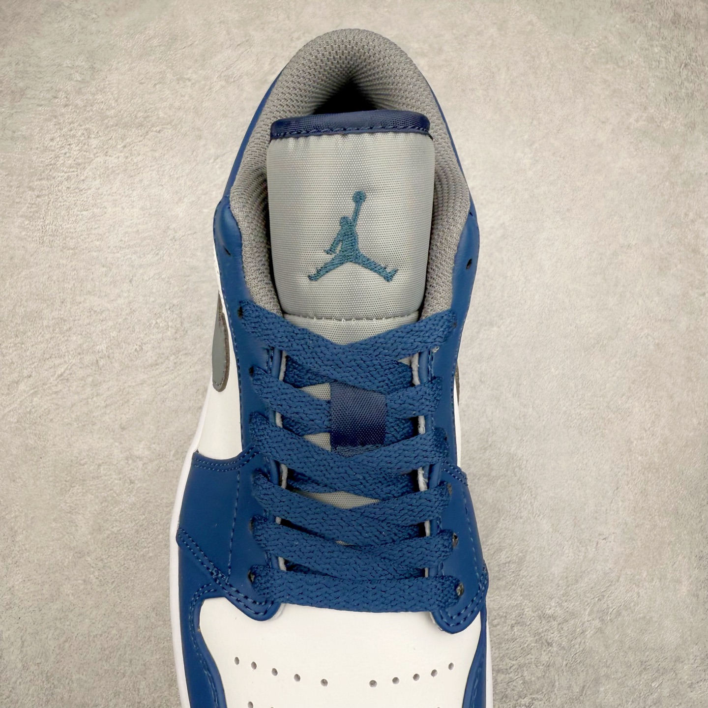 图片[5]-＃福利特价 Air Jordan AJ1 Low 低帮系列 百分百全新货品 零氧化发霉 给足利润空间操作 超乎所想的高性价比 原装楦头纸板开发 完美鞋型 超高清洁度 鞋型不臃肿别扭 原厂内置全掌气垫 A模大底 鞋舌AJ原厂专用牛津布 AJ专用反口珍珠布 原厂无杂质高弹内里海棉 特殊封边弹力鞋带 原鞋开模 拒绝公底 购置公司同步原材料 都有细节原汁原味 忠于原版 尺码：36 36.5 37.5 38 38.5 39 40 40.5 41 42 42.5 43 44 44.5 45 46-选品中心