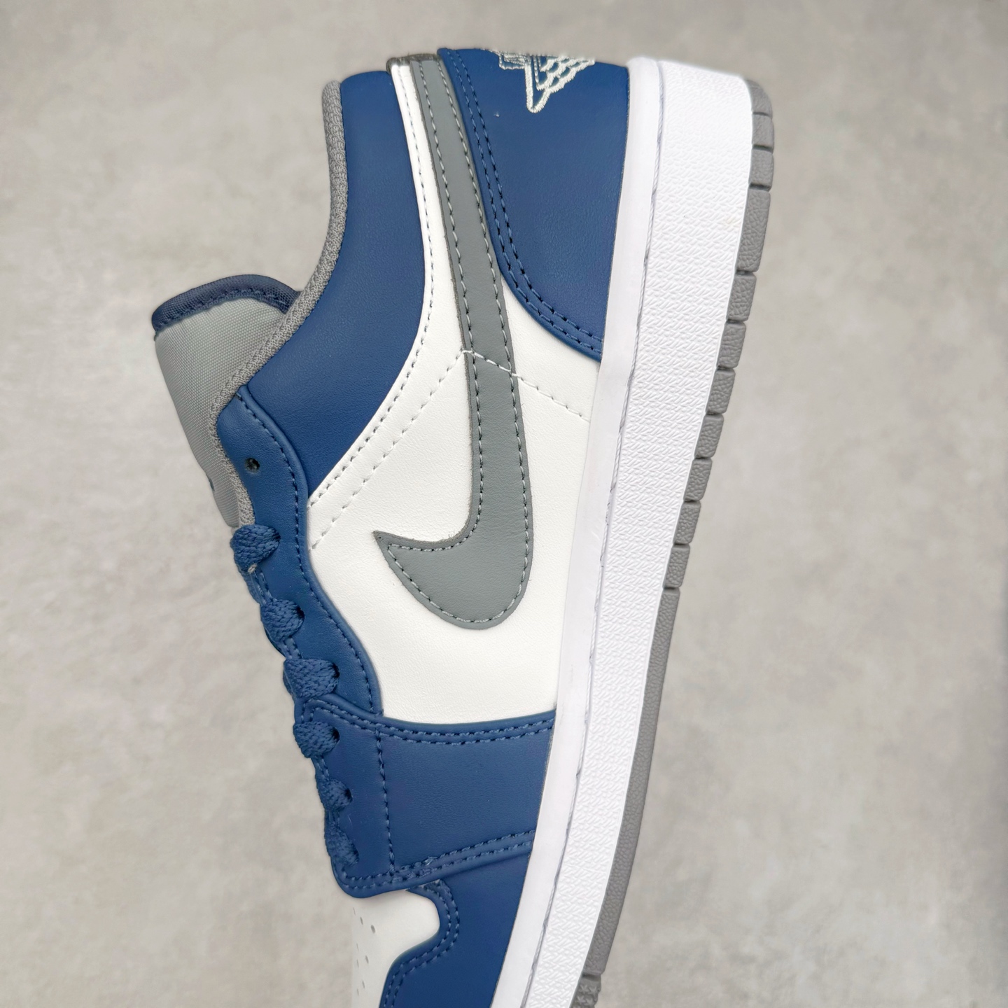 图片[7]-＃福利特价 Air Jordan AJ1 Low 低帮系列 百分百全新货品 零氧化发霉 给足利润空间操作 超乎所想的高性价比 原装楦头纸板开发 完美鞋型 超高清洁度 鞋型不臃肿别扭 原厂内置全掌气垫 A模大底 鞋舌AJ原厂专用牛津布 AJ专用反口珍珠布 原厂无杂质高弹内里海棉 特殊封边弹力鞋带 原鞋开模 拒绝公底 购置公司同步原材料 都有细节原汁原味 忠于原版 尺码：36 36.5 37.5 38 38.5 39 40 40.5 41 42 42.5 43 44 44.5 45 46-选品中心