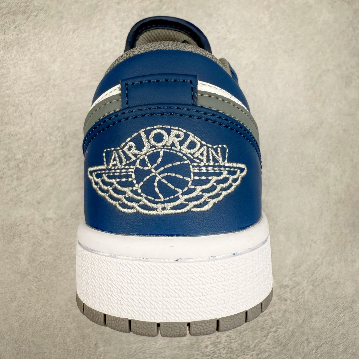 图片[8]-＃福利特价 Air Jordan AJ1 Low 低帮系列 百分百全新货品 零氧化发霉 给足利润空间操作 超乎所想的高性价比 原装楦头纸板开发 完美鞋型 超高清洁度 鞋型不臃肿别扭 原厂内置全掌气垫 A模大底 鞋舌AJ原厂专用牛津布 AJ专用反口珍珠布 原厂无杂质高弹内里海棉 特殊封边弹力鞋带 原鞋开模 拒绝公底 购置公司同步原材料 都有细节原汁原味 忠于原版 尺码：36 36.5 37.5 38 38.5 39 40 40.5 41 42 42.5 43 44 44.5 45 46-选品中心