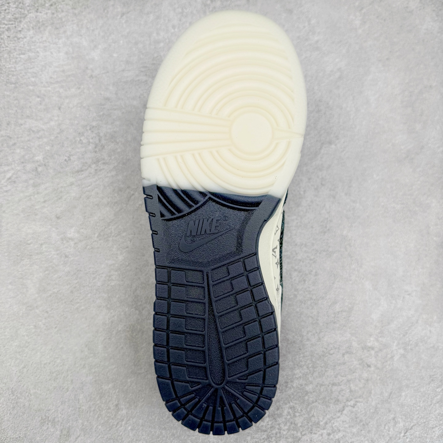 图片[9]-NK Dunk Low 定制配色 CH8311-288 大厂出品 极力推荐 原装头层材料 独家版型蒸餾加工帶來的是更好的视觉和脚感体验大厂纯原品质出货 清洁度 电绣工艺 皮料切割干净无任何毛边 细节完美 实拍调校N版已经零色差零失真 百分百还原实物色彩所见即所得 不存在货不对板色差等低级问题 选购参考实物拍摄 不混卖不参货 只用心做好货严格选品 承诺混一赔十 尺码：36 36.5 37.5 38 38.5 39 40 40.5 41 42 42.5 43 44 44.5 45-选品中心