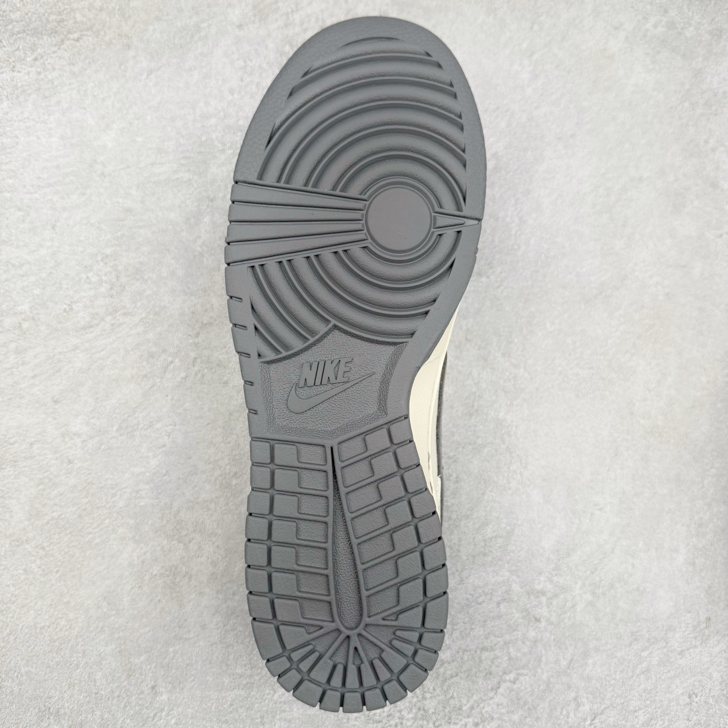 图片[9]-NK Dunk Low 定制配色 BB8675-109 大厂出品 极力推荐 原装头层材料 独家版型蒸餾加工帶來的是更好的视觉和脚感体验大厂纯原品质出货 清洁度 电绣工艺 皮料切割干净无任何毛边 细节完美 实拍调校N版已经零色差零失真 百分百还原实物色彩所见即所得 不存在货不对板色差等低级问题 选购参考实物拍摄 不混卖不参货 只用心做好货严格选品 承诺混一赔十 尺码：36 36.5 37.5 38 38.5 39 40 40.5 41 42 42.5 43 44 44.5 45-选品中心