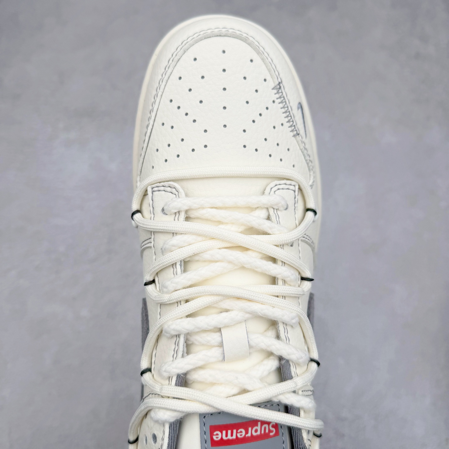 图片[4]-NK Dunk Low 定制配色 BB8675-109 大厂出品 极力推荐 原装头层材料 独家版型蒸餾加工帶來的是更好的视觉和脚感体验大厂纯原品质出货 清洁度 电绣工艺 皮料切割干净无任何毛边 细节完美 实拍调校N版已经零色差零失真 百分百还原实物色彩所见即所得 不存在货不对板色差等低级问题 选购参考实物拍摄 不混卖不参货 只用心做好货严格选品 承诺混一赔十 尺码：36 36.5 37.5 38 38.5 39 40 40.5 41 42 42.5 43 44 44.5 45-选品中心