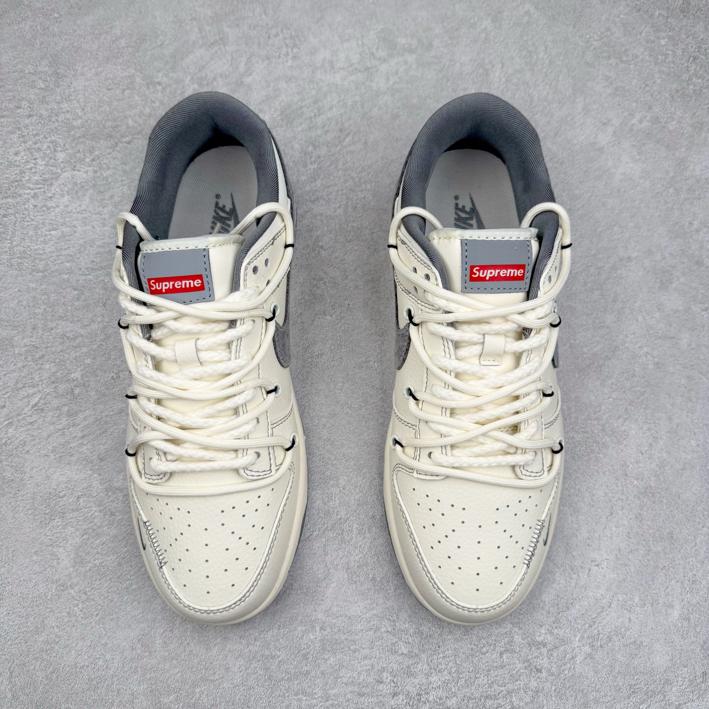 图片[2]-NK Dunk Low 定制配色 BB8675-109 大厂出品 极力推荐 原装头层材料 独家版型蒸餾加工帶來的是更好的视觉和脚感体验大厂纯原品质出货 清洁度 电绣工艺 皮料切割干净无任何毛边 细节完美 实拍调校N版已经零色差零失真 百分百还原实物色彩所见即所得 不存在货不对板色差等低级问题 选购参考实物拍摄 不混卖不参货 只用心做好货严格选品 承诺混一赔十 尺码：36 36.5 37.5 38 38.5 39 40 40.5 41 42 42.5 43 44 44.5 45-选品中心